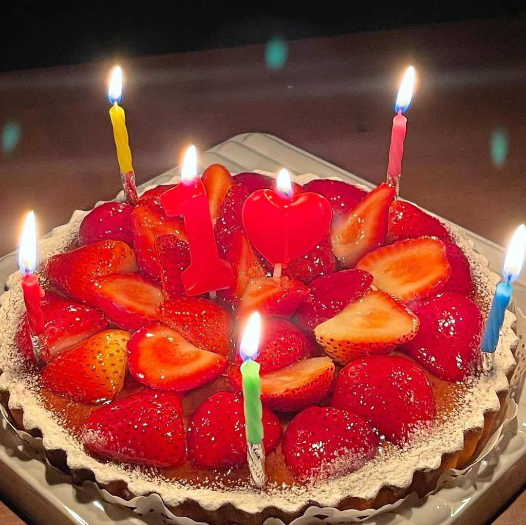 蘂のインスタグラム：「お祝いごとは毎回ケーキを食べます🍰♡ ・ ・ ・ ちな人生初の1年記念日でした🫣てへ」