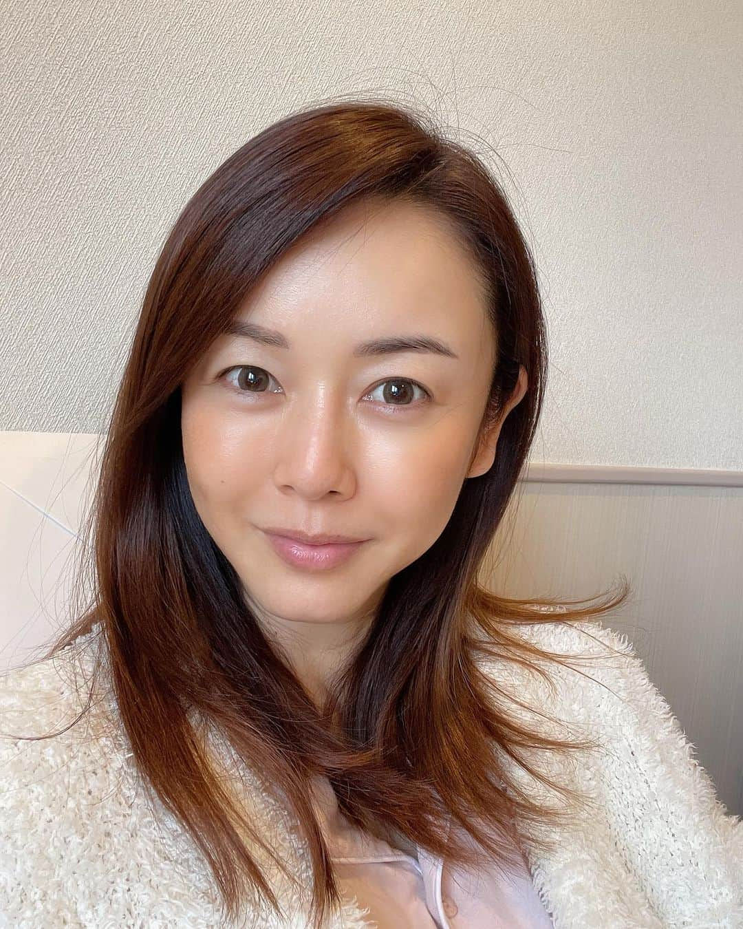 宮崎宣子のインスタグラム：「あっという間に明日産後ケアが終わります🍀  出産からおよそ2週間滞在したので、 色んな痛みはあったものの、4日目からは歩き始め、マッサージ指導やリハビリもあったので助産師さんからピークアウトしましたねと言われました😊  皆さんからのアドバイスも参考にさせて頂きました🙏ありがとうございました☺️✨  世のお母様方には尊敬しかないですね！  友人ママのアドバイスも的確で、後何日でこうなるから大丈夫っ！ていうのがほとんど当たってて、  赤ちゃんの顔を見たら頑張れるというのも本当でした❣️  体調もかなり戻ってきたので、 新生児の期間を大事にしたいと思います👶  #産後ケア #区の制度に感謝  #新生児 #44歳出産  #帝王切開 #逆子 #生後11日 #0歳」