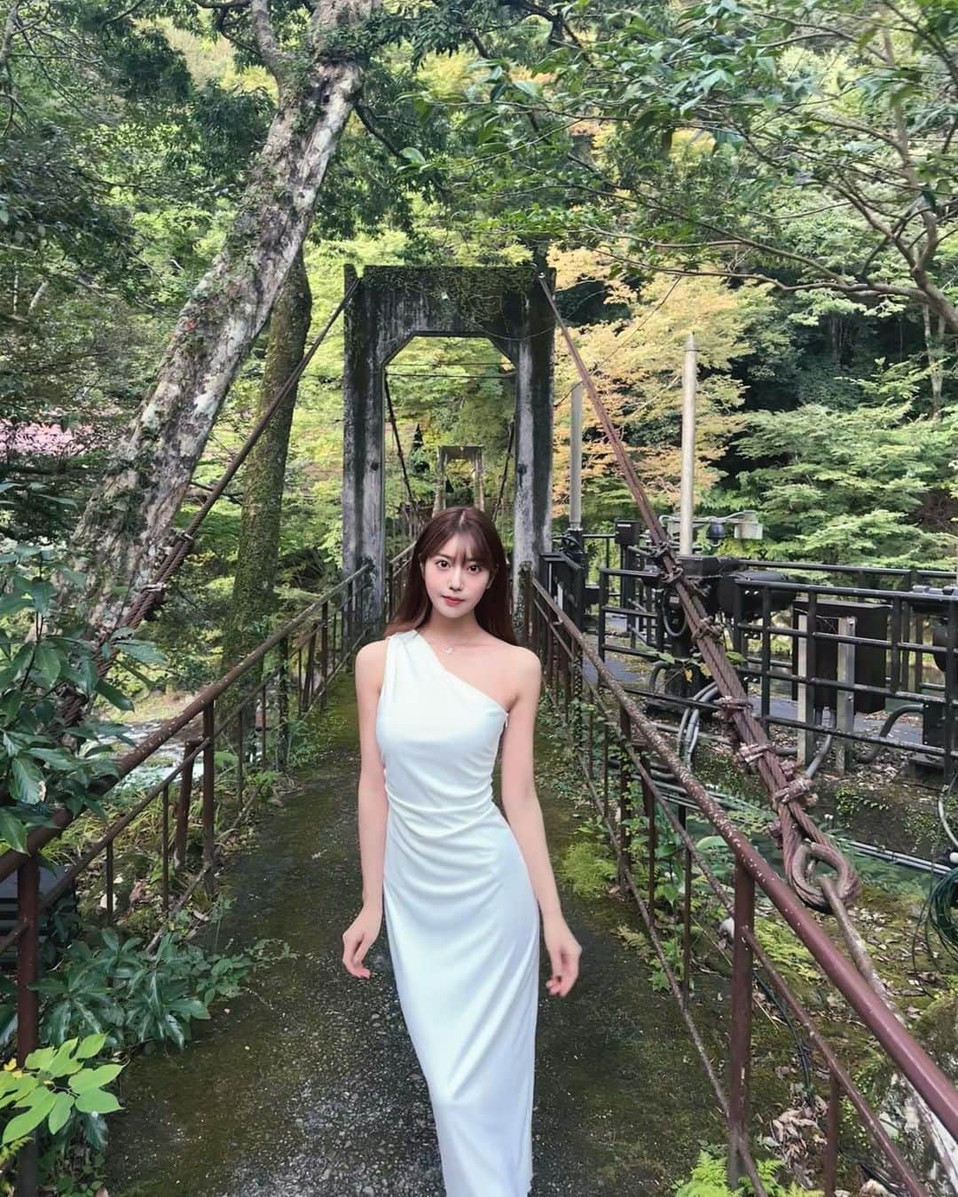 あべなつきさんのインスタグラム写真 - (あべなつきInstagram)「和の空間🌿  伝統を感じる日本建築に白ドレス🤍  ドレスはZARAです〜  @ochiairo  おちあいろう、素敵でした  #おちあいろう #旅館」10月15日 14時50分 - i.am_natsuki_