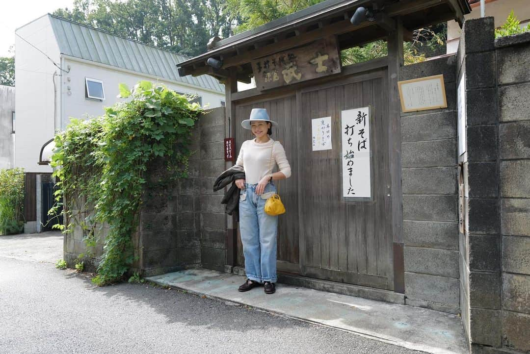 黒沢祐子のインスタグラム：「２日連続同じお蕎麦屋さんでランチ  お蕎麦の素材にこだわりありまくりのご主人は元ホテルマンだったそうでアクシデントがあり引退 親戚が蕎麦屋をやっていてたまに蕎麦打ちをしていたそうで そこから蕎麦屋に転身  しっかりとした十割蕎麦はまずは何もつけずに蕎麦の味を感じてからつゆへ オススメは京鴨を使用した鴨南蛮と変わり蕎麦 今はレモン切り蕎麦だった  蕎麦好きとしては鎌倉に美味しお蕎麦屋さんを見つけられて嬉しかったナ  hat @phaeton_smart_clothes  jacket Bergfabel @phaeton_smart_clothes  tops @jilsander  denim @maisonmargiela  shoes and bag @hereu_jp   #life #鎌倉暮らし #十割蕎麦」