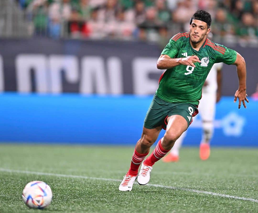 ラウール・ヒメネスのインスタグラム：「#vamosmexico ⚽️🇲🇽👍🏼👏🏼💪🏼」