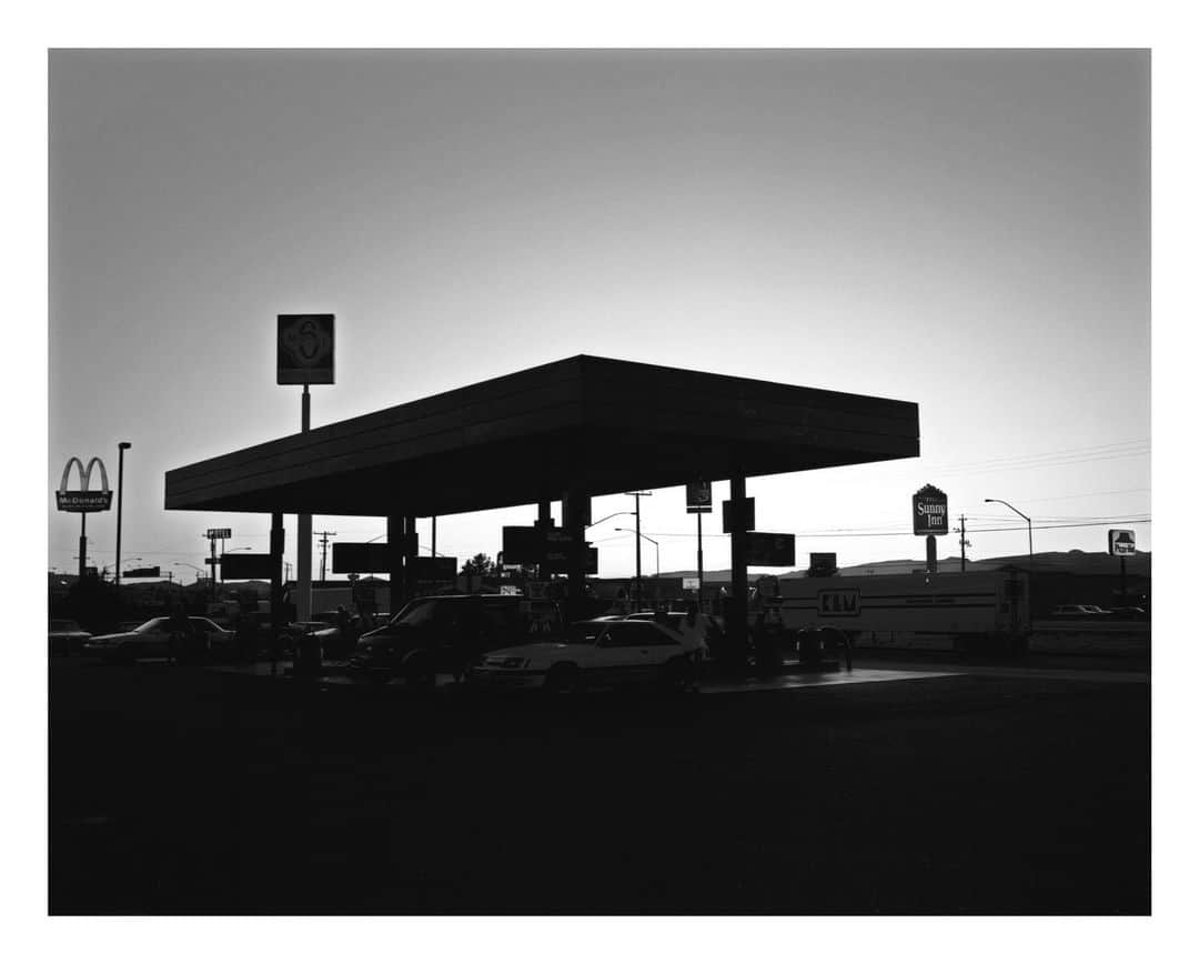 マリオ・ソレンティのインスタグラム：「Road Trippin 1990’s GreyHound Bus  @therealofficialfrankb  #mariosorrenti  Some images from my road trip. Early 90’s」