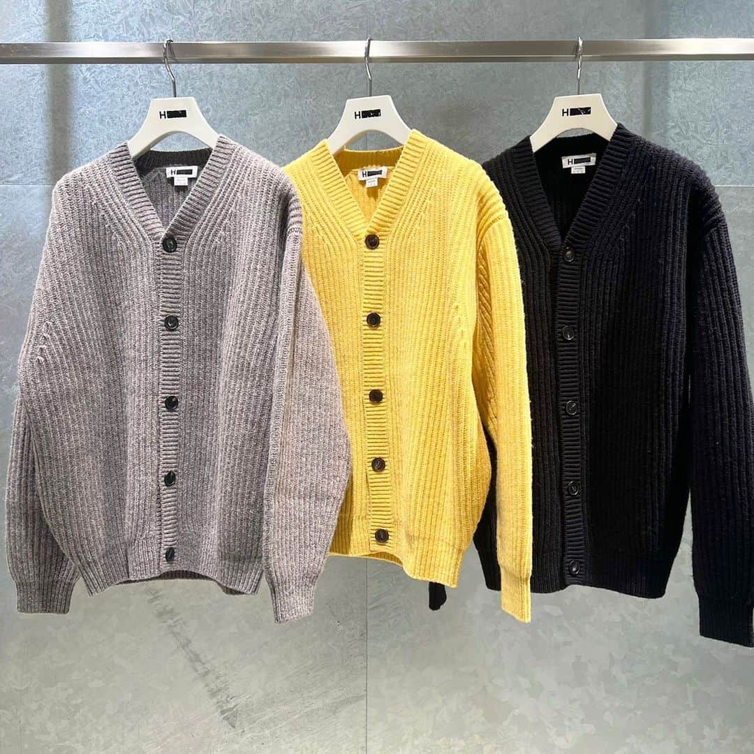 のインスタグラム：「＜H BEAUTY&YOUTH＞ WOOL AZE V NECK CARDIGAN ¥39,600 Color: MD.GRAY/YELLOW/BLACK Size: S/M/L  RIP STOP FLARE CARGO ¥33,000 Color: DK.GREEN Size: S/M/L  #H_beautyandyouth #エイチビューティアンドユース @h_beautyandyouth  #BEAUTYANDYOUTH #ビューティアンドユース #Unitedarrows #ユナイテッドアローズ」