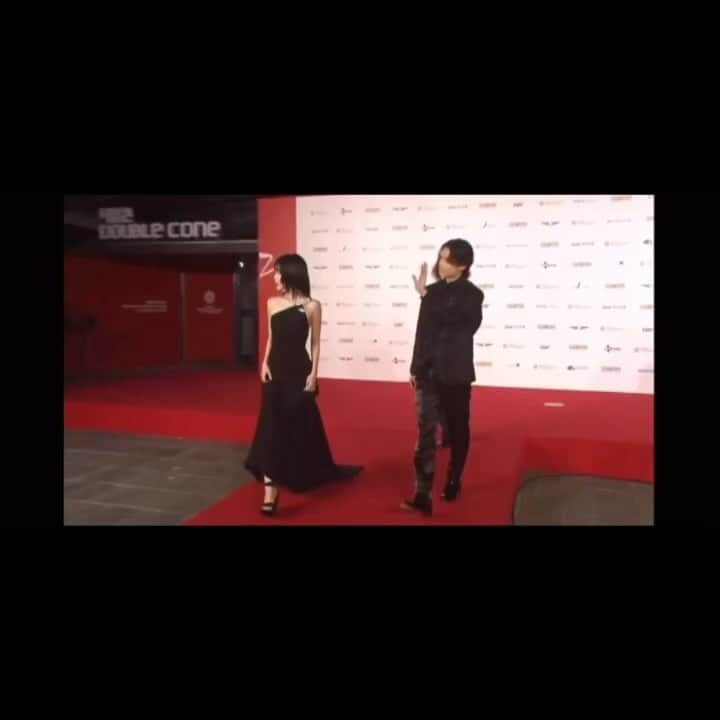 アイナ・ジ・エンドのインスタグラム：「🥀🌚🐾🦦👯‍♂️🌹 ⁡ ⁡ 映画"キリエのうた"  釜山国際映画祭に行かせていただきました。 一生の思い出です。 ⁡ ⁡ 🐾aina @katohairmake  @aisuganuma  ⁡🐈‍⬛ @maisonvalentino」