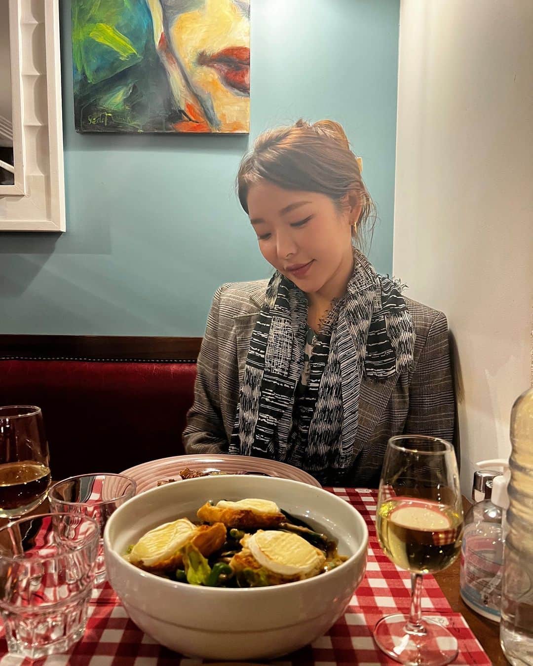 キム・グリームのインスタグラム：「밤 11시에 로컬 프렌치 디너. 프랑스 김밥천국 느낌이랄까.. 급 김천 스페셜 정식 먹고싶네 🫠🧡  #GreeminFrance_Paris」