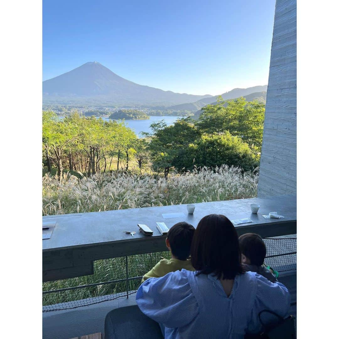 森麻季さんのインスタグラム写真 - (森麻季Instagram)「🗻🤍  #星のや富士  はグランピング系 自然の時間がゆったり流れていて 素敵な場所でした  部屋のテラスと部屋の中からの景色🛶  #家族旅行 #子連れ旅行  #秋  #河口湖 #富士山 #mtfuji #kawaguchiko #japan  #5歳 #1歳」10月15日 15時18分 - maki.mori_m