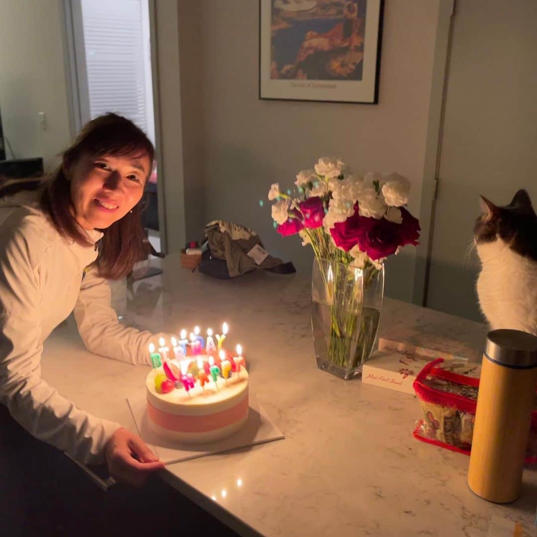 飯島寛子さんのインスタグラム写真 - (飯島寛子Instagram)「Kirklandに住む長男の家着いたらsurprise birthday cake!! 愛猫Beanちゃんも一緒に祝ってくれたよ。 #ワシントン　#kirkland  #猫のいる暮らし #誕生日」10月15日 15時11分 - hirokoiijima