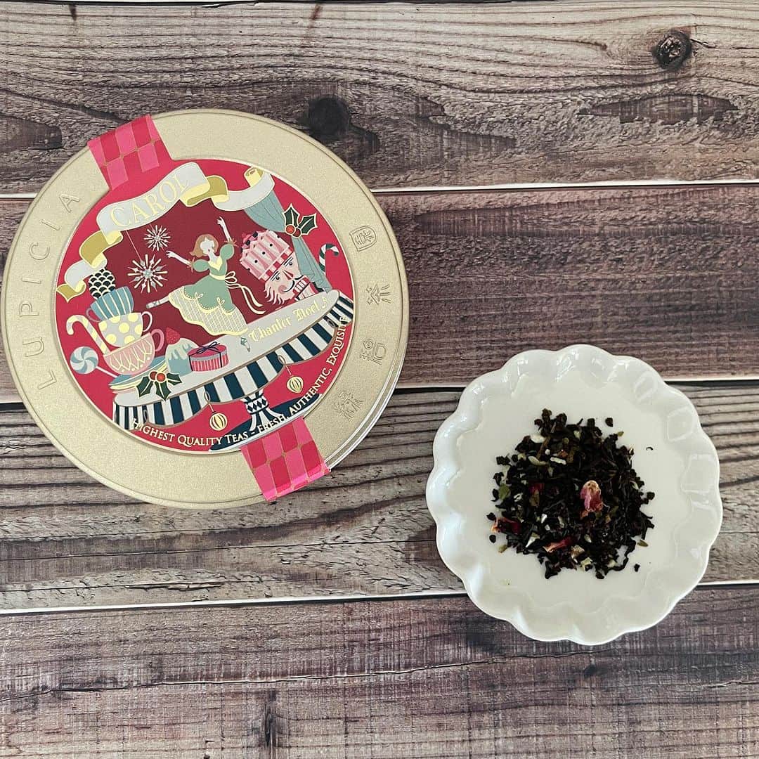 Mart（マート）編集部さんのインスタグラム写真 - (Mart（マート）編集部Instagram)「☜ときめく週末お役立ち情報  季節は巡り……あっという間に秋に。 クリスマスの足音も少しづつ聞こえるようになりましたね。 世界のお茶専門店ルピシアから クリスマス限定の商品の情報が届きました！ 今回は3種類の紅茶をご紹介します🎄  画像2枚目【キャロル】 クリスマスケーキを思わせる苺とバニラの香りの紅茶。 毎年一番人気のクリスマスティーだそう！ 50gデザイン缶入 ¥1,110  画像3枚目【ジングルベル】 ぶどうの風味が生きたフルーティーな スパークリングワインの香りが楽しめる紅茶です。 50gデザイン缶入 ¥1,110  画像4枚目【ホワイトクリスマス】 ホワイトチョコレートとナッツが織りなす、 甘く香ばしい焼き菓子をイメージした紅茶。 デザート感覚で飲むのもよさそう😊 50gデザイン缶入 ¥1,210  どれも11月1日よりルピシア店舗、および通信販売での発売予定です。 ほかにもクリスマス限定のかわいい紅茶が勢揃い！ 気になる方はぜひお早めにチェックしてみてくださいね✨  【お問い合わせ】 ルピシア https://www.lupicia.com  ▶︎▶︎▶︎ぜひ保存&フォローしてくださいね♪▶︎▶︎▶︎  #martmagazine #雑誌Mart #ときめく週末 #家族で過ごす週末 #ルピシア  #lupicia #ルピシアの紅茶 #クリスマス紅茶」10月15日 18時00分 - mart.magazine