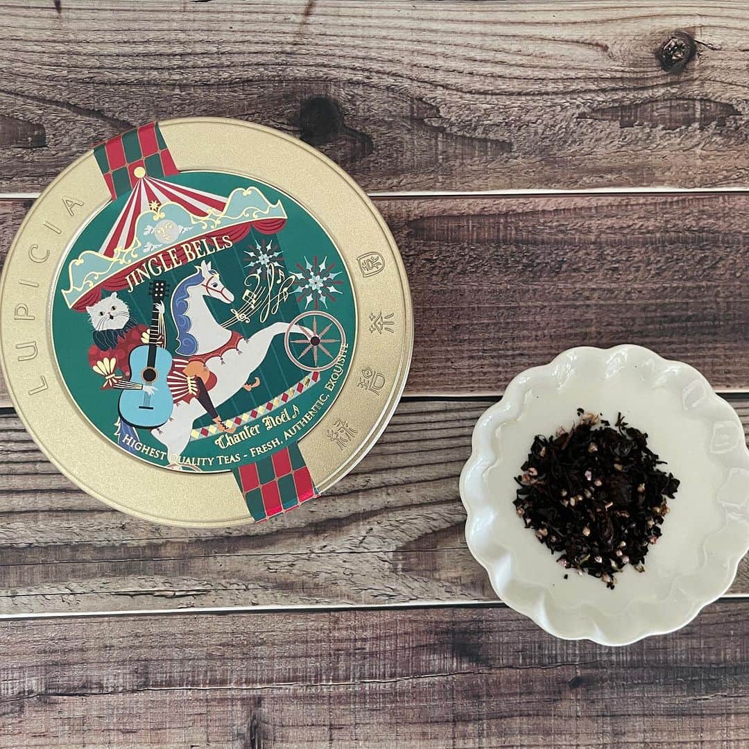 Mart（マート）編集部さんのインスタグラム写真 - (Mart（マート）編集部Instagram)「☜ときめく週末お役立ち情報  季節は巡り……あっという間に秋に。 クリスマスの足音も少しづつ聞こえるようになりましたね。 世界のお茶専門店ルピシアから クリスマス限定の商品の情報が届きました！ 今回は3種類の紅茶をご紹介します🎄  画像2枚目【キャロル】 クリスマスケーキを思わせる苺とバニラの香りの紅茶。 毎年一番人気のクリスマスティーだそう！ 50gデザイン缶入 ¥1,110  画像3枚目【ジングルベル】 ぶどうの風味が生きたフルーティーな スパークリングワインの香りが楽しめる紅茶です。 50gデザイン缶入 ¥1,110  画像4枚目【ホワイトクリスマス】 ホワイトチョコレートとナッツが織りなす、 甘く香ばしい焼き菓子をイメージした紅茶。 デザート感覚で飲むのもよさそう😊 50gデザイン缶入 ¥1,210  どれも11月1日よりルピシア店舗、および通信販売での発売予定です。 ほかにもクリスマス限定のかわいい紅茶が勢揃い！ 気になる方はぜひお早めにチェックしてみてくださいね✨  【お問い合わせ】 ルピシア https://www.lupicia.com  ▶︎▶︎▶︎ぜひ保存&フォローしてくださいね♪▶︎▶︎▶︎  #martmagazine #雑誌Mart #ときめく週末 #家族で過ごす週末 #ルピシア  #lupicia #ルピシアの紅茶 #クリスマス紅茶」10月15日 18時00分 - mart.magazine