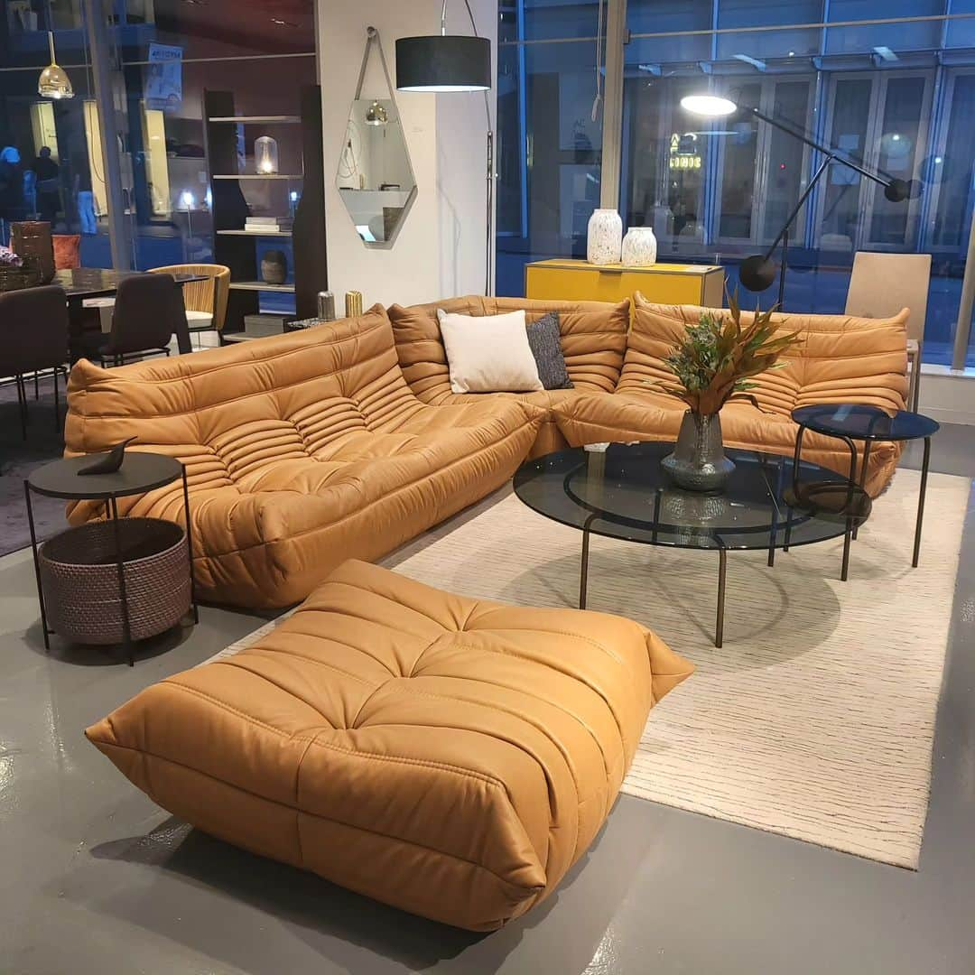 ligne roset shopのインスタグラム：「リーンロゼのソファは、 生地からお選び頂けますので、自分だけのインテリア空間を作りたい方にお勧めです✨  【ソファ】 【ROSETTogo】ロゼトーゴ 2P:W1310×D1020×H700 SH380(mm) コーナー:W1020×D1020×H700 SH380(mm) 3P:W1740×D1020×H700 SH380(mm) パフ:W870×D870×SH380(mm)  張り地:UltrasueadeNU 3536 ginger 生地Mランク  【センターテーブル】 【ROSETLiam】ロゼリアム Low table φ1100×H350 (mm) Side table φ480×H500 (mm)  天板:グレーガラス 脚:ブラックスチール(マット)  【ランプ】 【ROSETMama】ロゼママ H2000×W400×D1770（mm）(伸縮可能)  色:ブラック(店頭商品)/ホワイト  ご質問はDMまでお気軽にお問い合わせ下さい🌱  #myligneroset #ligneroset #リーンロゼのある暮らし #インテリア #模様替え #interior #コーディネート #lignerosetosaka」