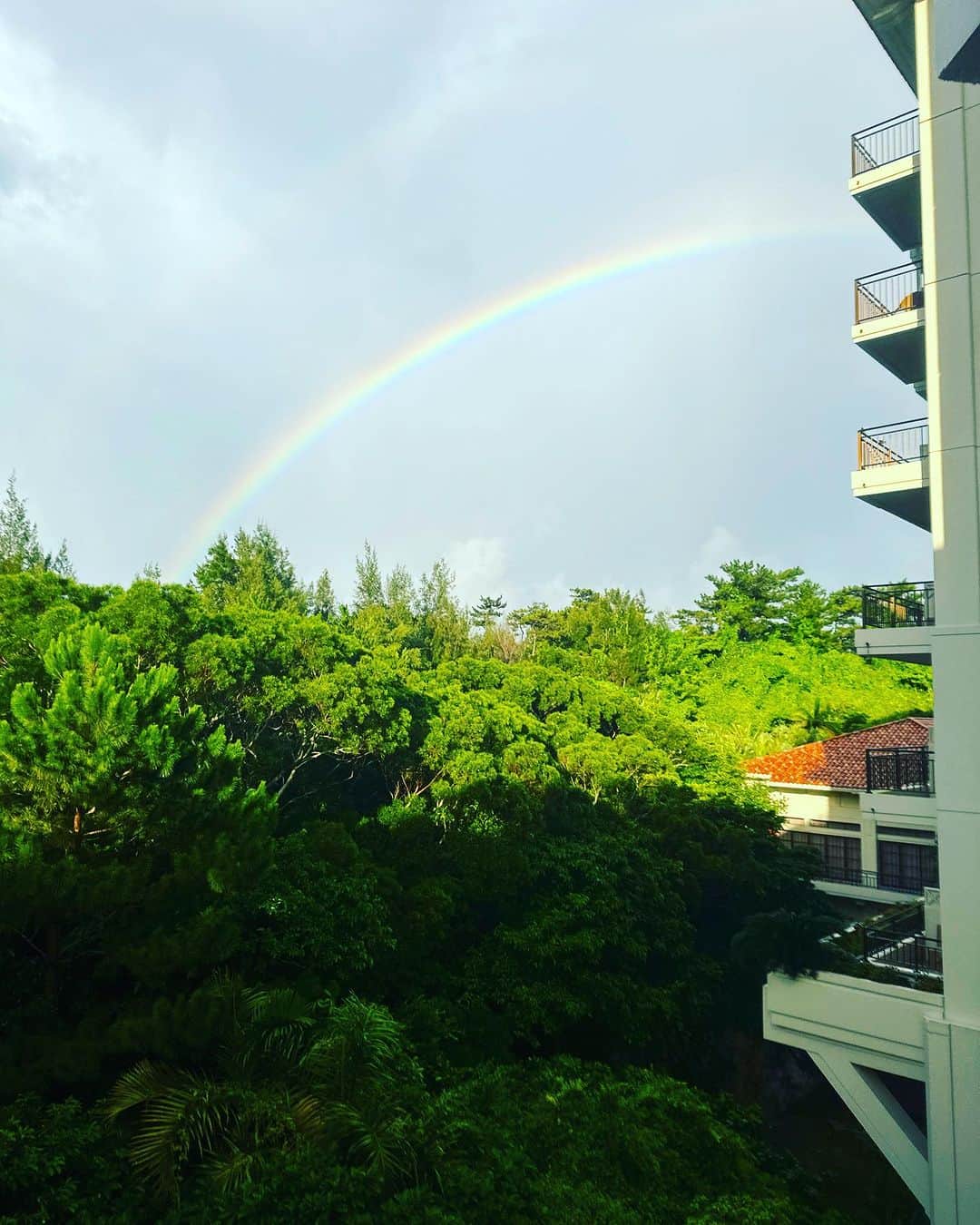 小野麻亜矢さんのインスタグラム写真 - (小野麻亜矢Instagram)「雲行きまだギリギリ ブセナのプールで遊んでご機嫌風ですが、 この時東京でもニュースでしきりに台風の事をやっていたそう。  スコールみたいに雨がバーっと降ったりしたけど  その後の虹もまたあんなに大きく虹が見える事って 東京じゃないもんね♡  #夏の思い出 #ブセナテラスプール #ビールはオリオン #ノンアルオリオンうまい #大きな虹に出逢えた」10月15日 15時17分 - ono_maaya