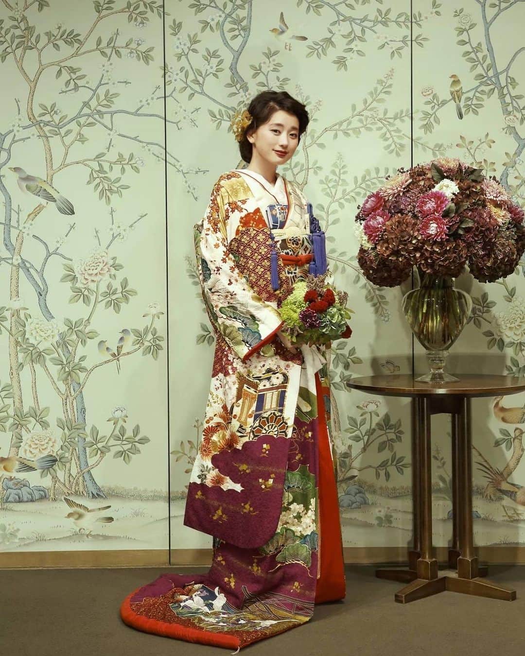 萬屋本店のインスタグラム：「職人が一針一針丁寧に手縫いで刺繍し、染め上げた友禅染めの着物 柔らかな素材と白から紫にかけての色の濃淡にあわせて、赤から茶色への濃淡のみで創られた装花や壁紙の淡い色合いがノスタルジックな雰囲気を生み出します どこか懐かしく心惹かれる そんなスタイリングをテーマに  #鎌倉	#湘南	 #大正ロマン	#和婚	#萬屋本店	#結婚式	 #プレ花嫁	#ウェディング	#結婚式準備	#花嫁　 #披露宴会場	#式場探し #花嫁小物	#ウェディングブーケ #和装ヘアメイク　#2024春婚　#2024夏婚 #realwedding #realbride #japanwedding #bridestyle #kimono #kimonostyle #japaneseculture」