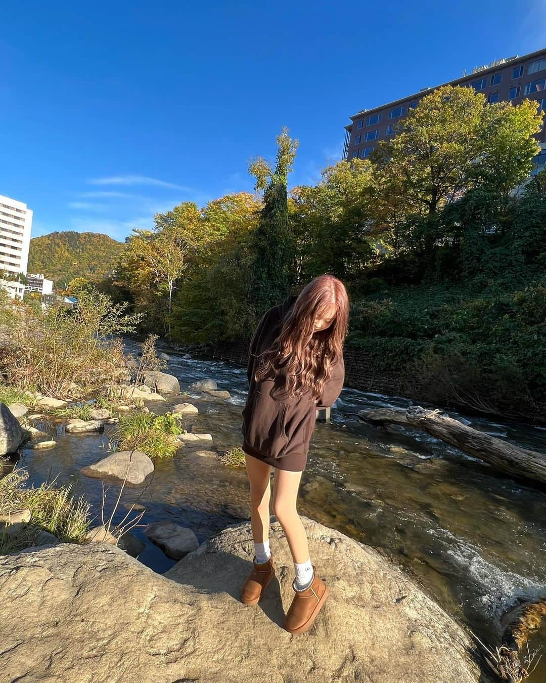 苺のインスタグラム：「紅葉🍁🍂 あるとこはあったけどないとこはなかった🥲💦 天気よすぎて久しぶりに自然に戯れてきた🩵 ソックス以外GU🤎🤎」