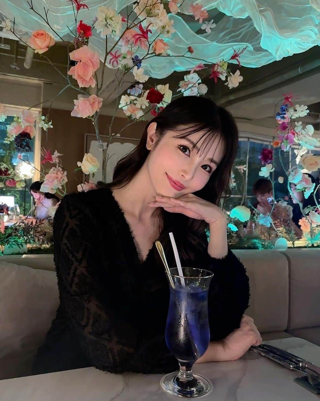 宇水遥佳のインスタグラム：「. 狎鴎亭のおしゃれなラウンジでDinner🍽️💓 みゆちゃまに紹介してもらって韓国のお友達ができた✨ 愛嬌たっぷりで可愛くて優しくて仲良くなれて嬉しい😍 しかもいいお値段のお店なのに、お会計をさらっと 済ませてくれてめちゃくちゃジェントル🥹🙏 お返ししなきゃと今からお買い物に行って来ます⭐️ . はぁ✨韓国って楽しいな🥹💓 . . #韓国グルメ旅 #狎鴎亭 #狎鴎亭ラウンジ #江南グルメ #韓国女子旅」