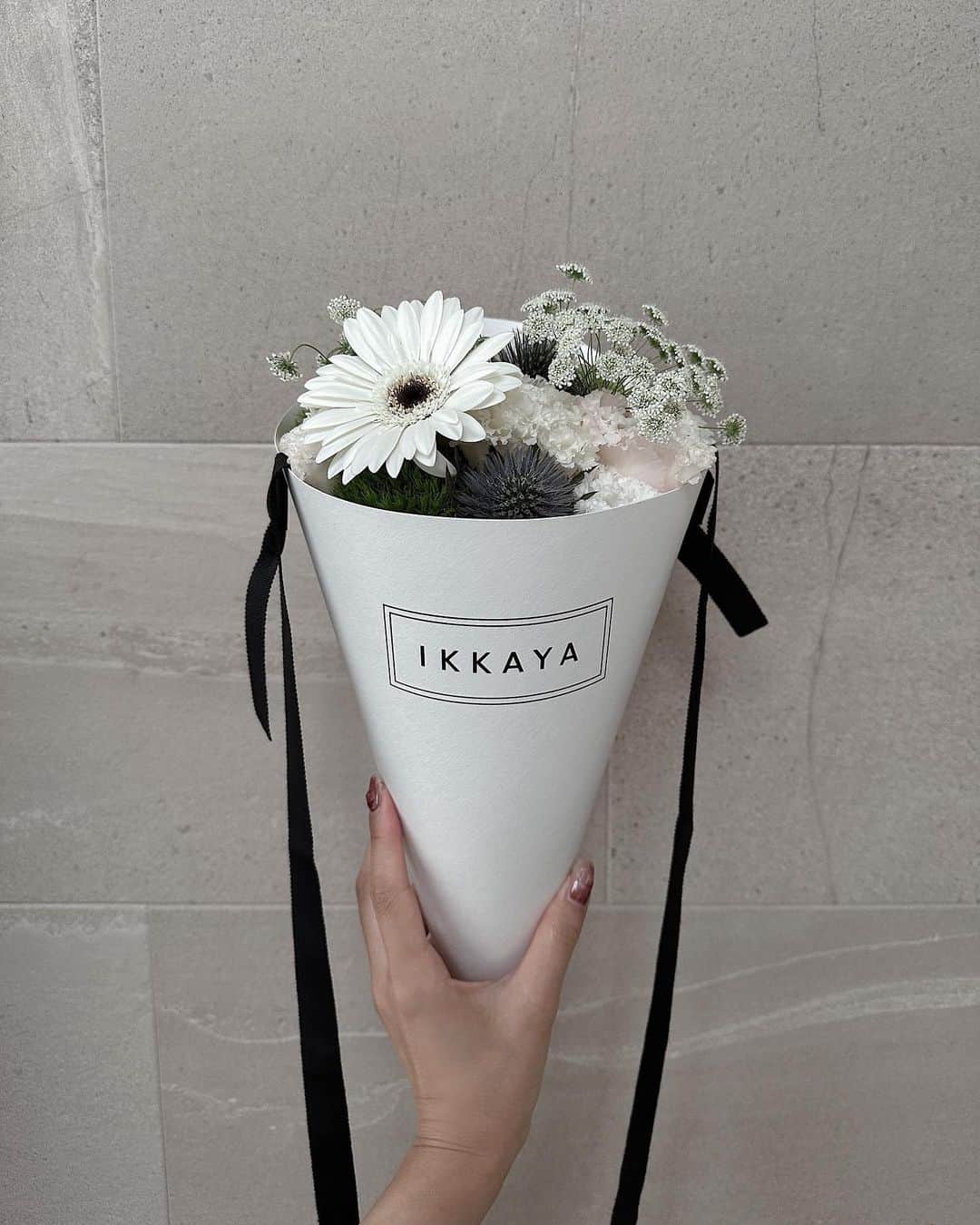 l.lily1013のインスタグラム：「My Birthday⟡.·  @ikkaya_omotesando の花束。 大きめにしたけど 肩からかけるなら 小さい花束のが可愛いね😌  もちろん自分で用意するスタイルです。笑  #花束 #花束プレゼント #表参道#花屋さん #花屋 #花束包装 #誕生日プレゼント #誕生日サプライズ #ikkaya」