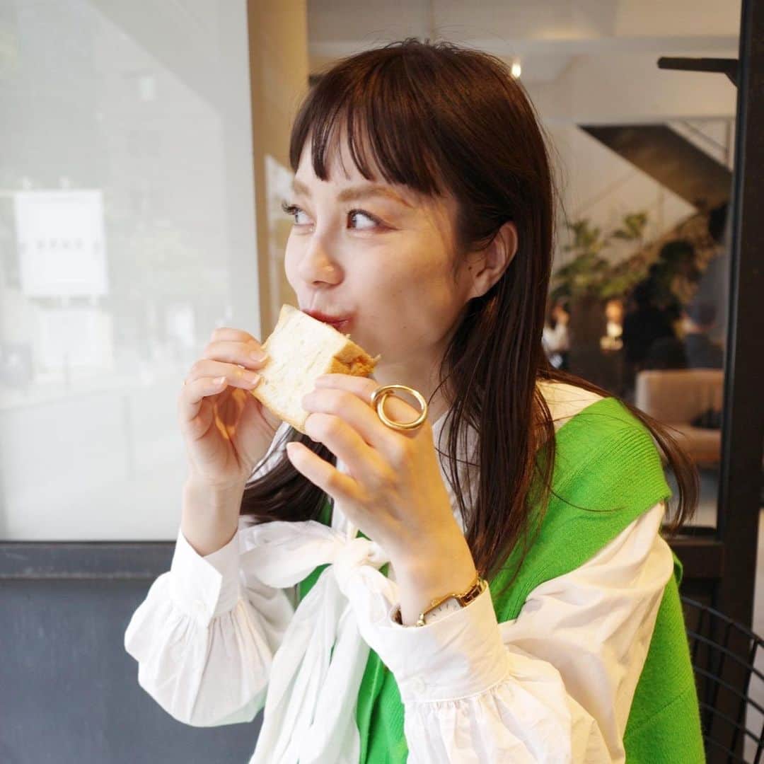 澤辺美香さんのインスタグラム写真 - (澤辺美香Instagram)「気候に応じて袖を通したり通さなかったり、、 色々楽しめるし便利なのでこのカーディガン着がちです♡  肌荒れが止まらず、、、 お菓子減らさないとですね、、🥹  #秋コーデ #maisonspecial#大人カジュアル #カーディガンコーデ #ニット」10月15日 15時32分 - mikasawabe