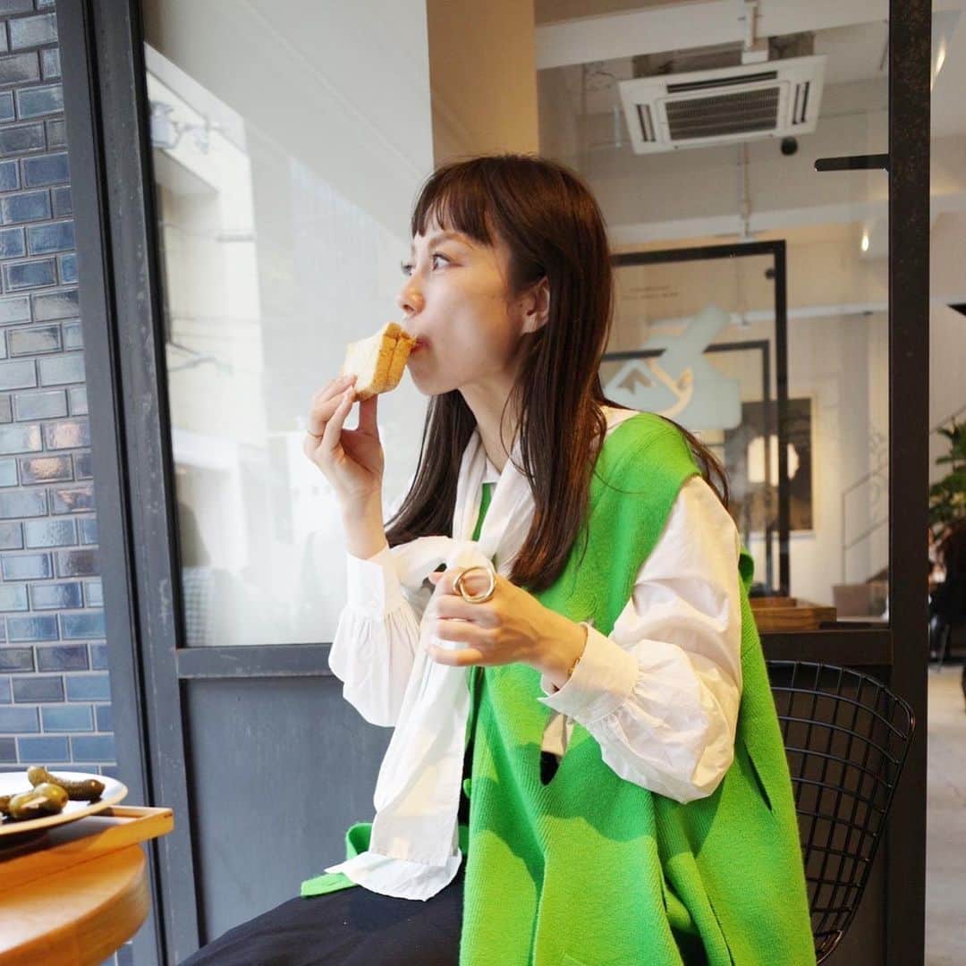 澤辺美香のインスタグラム：「気候に応じて袖を通したり通さなかったり、、 色々楽しめるし便利なのでこのカーディガン着がちです♡  肌荒れが止まらず、、、 お菓子減らさないとですね、、🥹  #秋コーデ #maisonspecial#大人カジュアル #カーディガンコーデ #ニット」