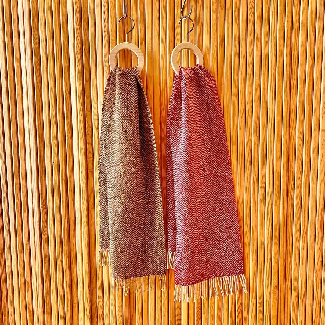BEAMS JAPANさんのインスタグラム写真 - (BEAMS JAPANInstagram)「【NEW ARRIVALS】  手紡ぎ、手織りが生み出す独特の風合いと温かみが特徴の＜蟻川工房＞の織物。 ＜fennica＞では数あるアーカイブの中からピックアップし、 柄やカラーをリクエストして製作いただきました。 ホームスパンならではの風合いや、深みのある表情が魅力の仕上がりです。  ＿＿＿＿＿＿＿＿＿＿＿＿＿＿＿  別注 ホームスパン マフラー ¥30,800（inc.tax） Item No. 56-45-0016-924 ＿＿＿＿＿＿＿＿＿＿＿＿＿＿＿  #蟻川工房 #beams #beamsjapan #beamsjapan5th #fennica  #fennicastudio」10月15日 15時33分 - beams_japan