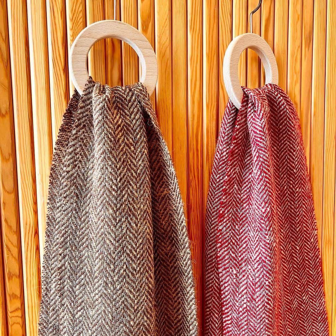 BEAMS JAPANさんのインスタグラム写真 - (BEAMS JAPANInstagram)「【NEW ARRIVALS】  手紡ぎ、手織りが生み出す独特の風合いと温かみが特徴の＜蟻川工房＞の織物。 ＜fennica＞では数あるアーカイブの中からピックアップし、 柄やカラーをリクエストして製作いただきました。 ホームスパンならではの風合いや、深みのある表情が魅力の仕上がりです。  ＿＿＿＿＿＿＿＿＿＿＿＿＿＿＿  別注 ホームスパン マフラー ¥30,800（inc.tax） Item No. 56-45-0016-924 ＿＿＿＿＿＿＿＿＿＿＿＿＿＿＿  #蟻川工房 #beams #beamsjapan #beamsjapan5th #fennica  #fennicastudio」10月15日 15時33分 - beams_japan