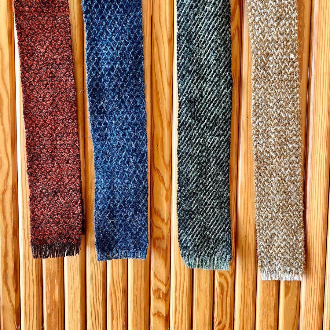 BEAMS JAPANさんのインスタグラム写真 - (BEAMS JAPANInstagram)「【NEW ARRIVALS】  手紡ぎ、手織りが生み出す独特の風合いと温かみが特徴の＜蟻川工房＞の織物。 ＜fennica＞では数あるアーカイブの中からピックアップし、 柄やカラーをリクエストして製作いただきました。 ホームスパンならではの風合いや、深みのある表情が魅力の仕上がりです。  ＿＿＿＿＿＿＿＿＿＿＿＿＿＿＿  別注 ホームスパン ネクタイ ¥16,500（inc.tax） Item No. 56-44-0006-924 ＿＿＿＿＿＿＿＿＿＿＿＿＿＿＿  #蟻川工房 #beams #beamsjapan #beamsjapan5th #fennica  #fennicastudio」10月15日 15時33分 - beams_japan