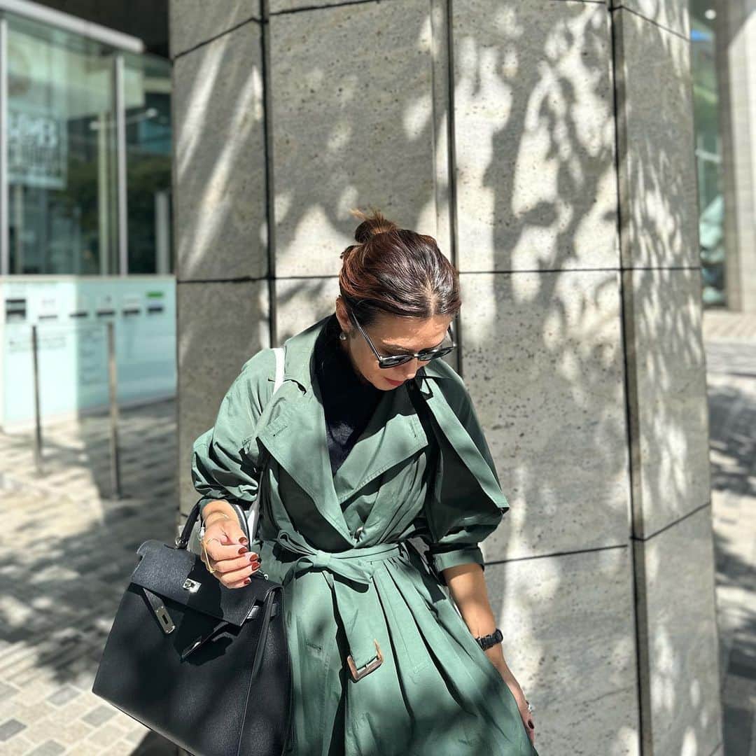 大草直子さんのインスタグラム写真 - (大草直子Instagram)「不思議な天気。朝は土砂降り。急に晴れた☀️人生みたいね☺️🤣  びっくりするほど寒かったし、雨が降って☂️いたので、撥水加工のトレンチコート🧥で。  「ママ、今日良いじゃん」 「ありがとう🤣🤣🤣」  今夜インスタライブやれたら、やるね。突然ね。アーカイブ残さないから、自由に話そ。 @opaque.clip  #estnation  #church  @despres_jp  #hermes #grandseiko  #たくさん学ぶ #13歳も51歳も #thingshappenforareason #それを実感する #今日この頃」10月15日 15時46分 - naokookusa