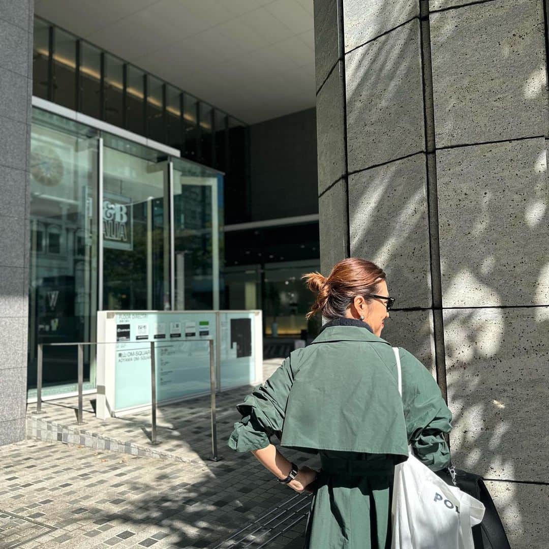 大草直子さんのインスタグラム写真 - (大草直子Instagram)「不思議な天気。朝は土砂降り。急に晴れた☀️人生みたいね☺️🤣  びっくりするほど寒かったし、雨が降って☂️いたので、撥水加工のトレンチコート🧥で。  「ママ、今日良いじゃん」 「ありがとう🤣🤣🤣」  今夜インスタライブやれたら、やるね。突然ね。アーカイブ残さないから、自由に話そ。 @opaque.clip  #estnation  #church  @despres_jp  #hermes #grandseiko  #たくさん学ぶ #13歳も51歳も #thingshappenforareason #それを実感する #今日この頃」10月15日 15時46分 - naokookusa