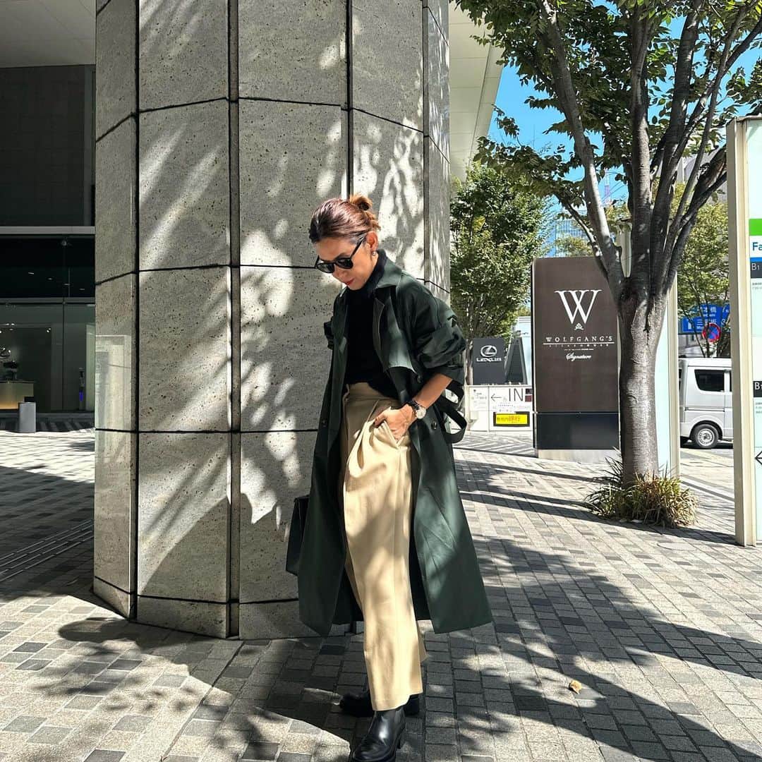 大草直子さんのインスタグラム写真 - (大草直子Instagram)「不思議な天気。朝は土砂降り。急に晴れた☀️人生みたいね☺️🤣  びっくりするほど寒かったし、雨が降って☂️いたので、撥水加工のトレンチコート🧥で。  「ママ、今日良いじゃん」 「ありがとう🤣🤣🤣」  今夜インスタライブやれたら、やるね。突然ね。アーカイブ残さないから、自由に話そ。 @opaque.clip  #estnation  #church  @despres_jp  #hermes #grandseiko  #たくさん学ぶ #13歳も51歳も #thingshappenforareason #それを実感する #今日この頃」10月15日 15時46分 - naokookusa