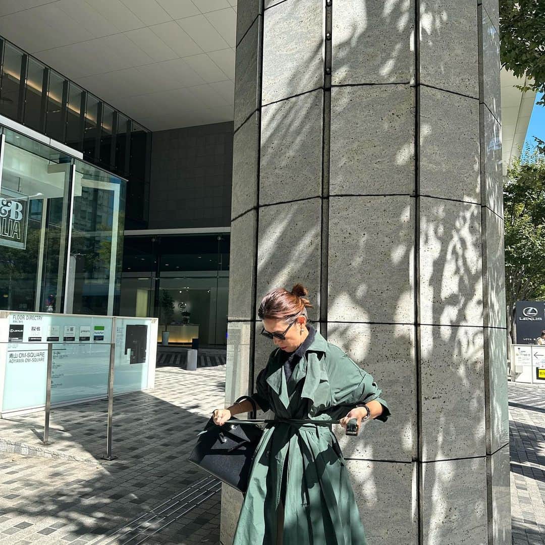 大草直子さんのインスタグラム写真 - (大草直子Instagram)「不思議な天気。朝は土砂降り。急に晴れた☀️人生みたいね☺️🤣  びっくりするほど寒かったし、雨が降って☂️いたので、撥水加工のトレンチコート🧥で。  「ママ、今日良いじゃん」 「ありがとう🤣🤣🤣」  今夜インスタライブやれたら、やるね。突然ね。アーカイブ残さないから、自由に話そ。 @opaque.clip  #estnation  #church  @despres_jp  #hermes #grandseiko  #たくさん学ぶ #13歳も51歳も #thingshappenforareason #それを実感する #今日この頃」10月15日 15時46分 - naokookusa