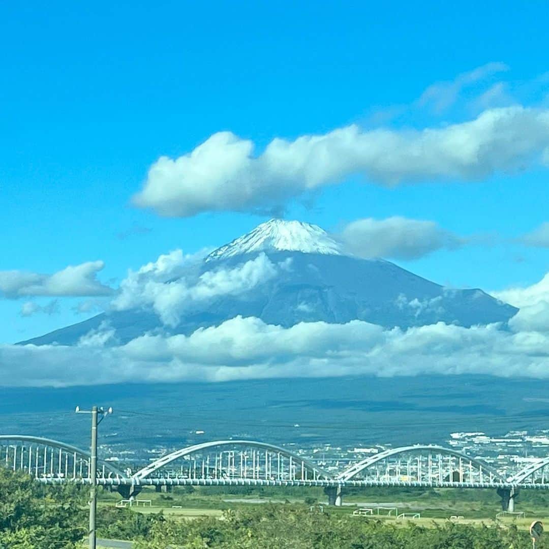 坂本美雨のインスタグラム：「列車でも飛行機でも、特長ある車内アナウンスに当たるとうれしい。  今日の新幹線の富士山のアナウンスは『トンネルを抜けると11時の方向に富士山が現れます。シャッターチャンスは○時○分、○秒頃です。』と秒まで言って笑いを誘っていた。  以前『今日のひときわ美しい富士山をお楽しみくださいっ』と若干興奮ぎみのアナウンスも聞いたことがあった。きっと毎日見てるからこそすごく綺麗な時は“見てくれ！”っていう気持ちなんだろうなぁ…。  この仕事に誇りを抱いているのを感じるし、単に人を運んでいるんじゃなくて、この時間を楽しんでほしい、景色を分かち合いたい、っていう気持ちにうれしくなる。」