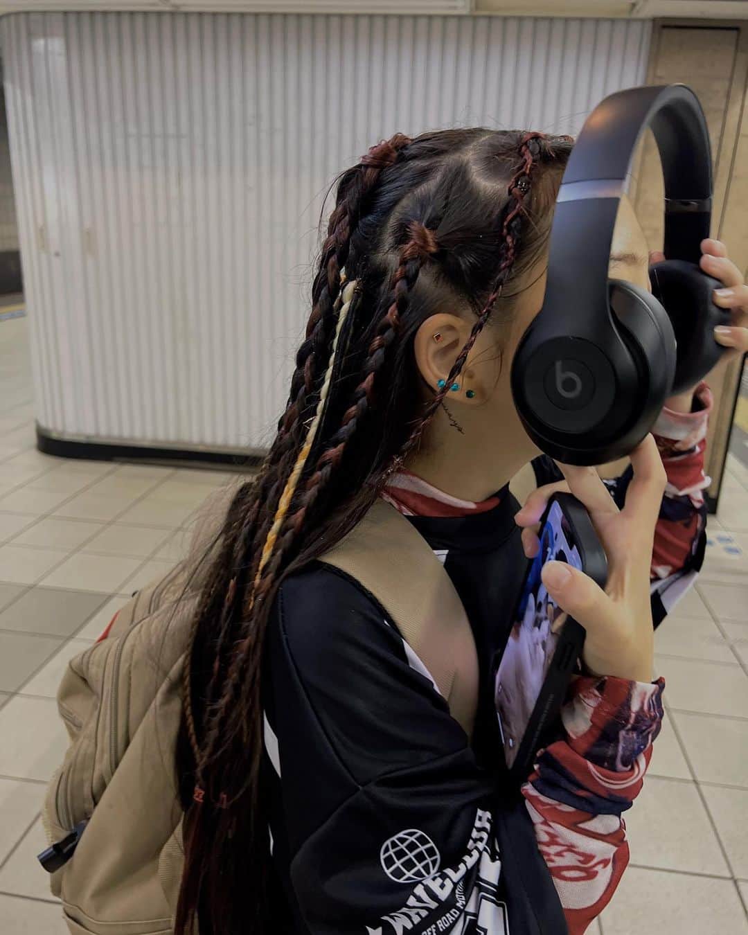 のインスタグラム：「週末は娘のナンバーを観に❤️ 楽しみ☺︎✨  今回はキャップを被るということで サロンには行かず 見える部分だけ！と鼓舞し、朝一から母！編みました  もう疲れました笑😇  今日も寒いな〜  SH_K Iのニット手放せないわ🖤  アームウォーマーリブニット　¥6,500 @sh_ki_jp ポインテッドトゥベルトパンプス　¥8,000  アシンメトリーパンツセットアップ　¥12,000」