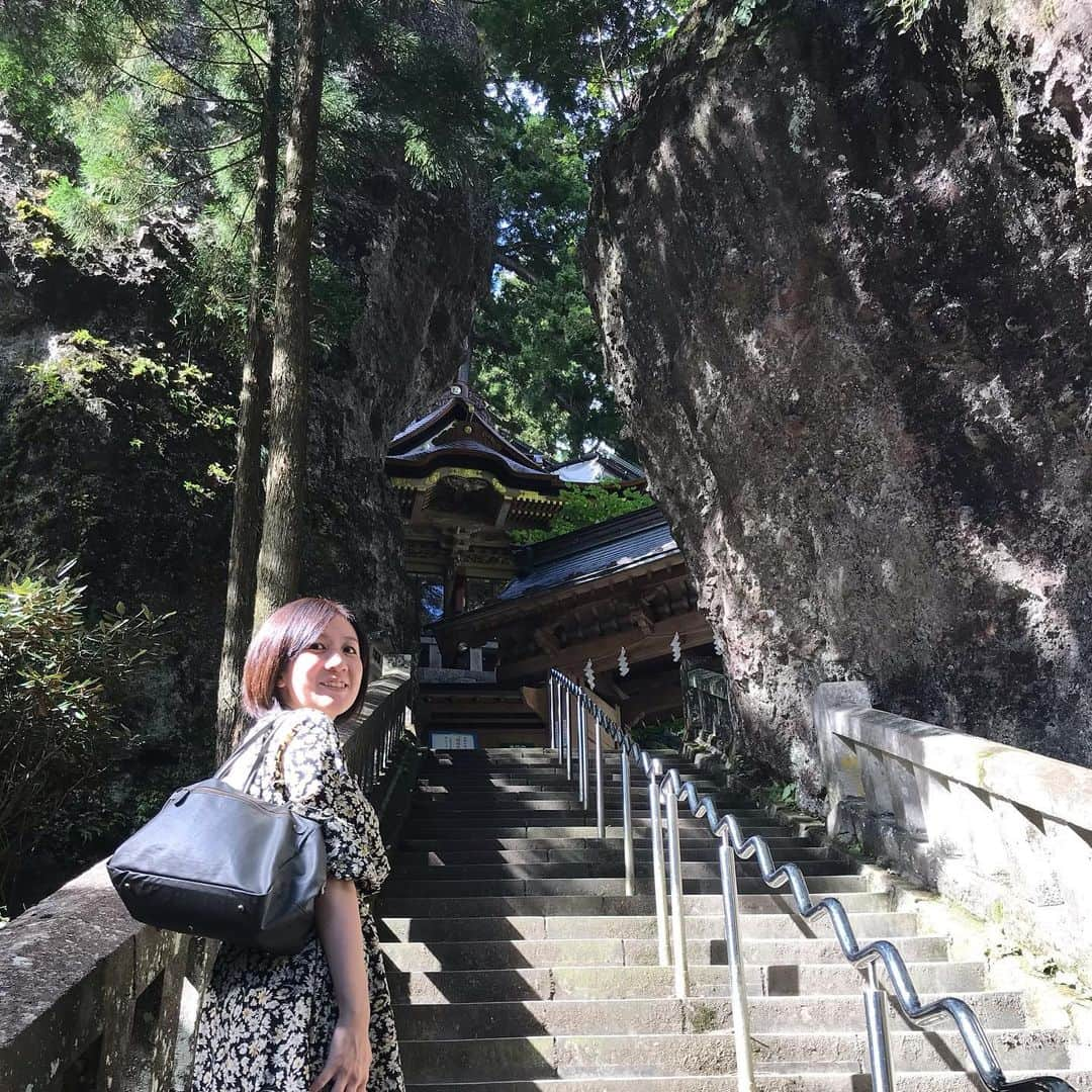 三隅有里子のインスタグラム：「* 万座温泉の帰りに榛名神社に立ち寄りお礼参り（本来の意味のほう）してきました⛩ 去年も温泉帰りに榛名神社を訪れて、水に浸すおみくじを引いたら 願望「そこにある。自ら行くべし」とあり、それに従って行動したら願いが叶いましたので、丁重に感謝の気持ちを伝えてきました。 そして今年再びおみくじを引くと大吉☺️ さらに願望の欄には「貴方の正直な行為は結果良し」とあり、背中を押してもらえた気持ちになりました。正直にまっすぐに生きる。 ちなみに職業の欄には「いつも身なり良し」とありましたので、今日は社内にいるだけだからいっかなーとか思わず、どんな時も気を抜かずに小綺麗にしておこうと思います😂  #榛名神社 #おみくじ #ドライブ #drive #車 #🚗 #リトリート #癒し #リトリートの聖地 #温泉 #♨️ #万座温泉 #秋休み #休日 #off #群馬テレビ #群テレ #gtv #アナウンサー #局アナ #局アナの仕事 #地方局で働くということ」