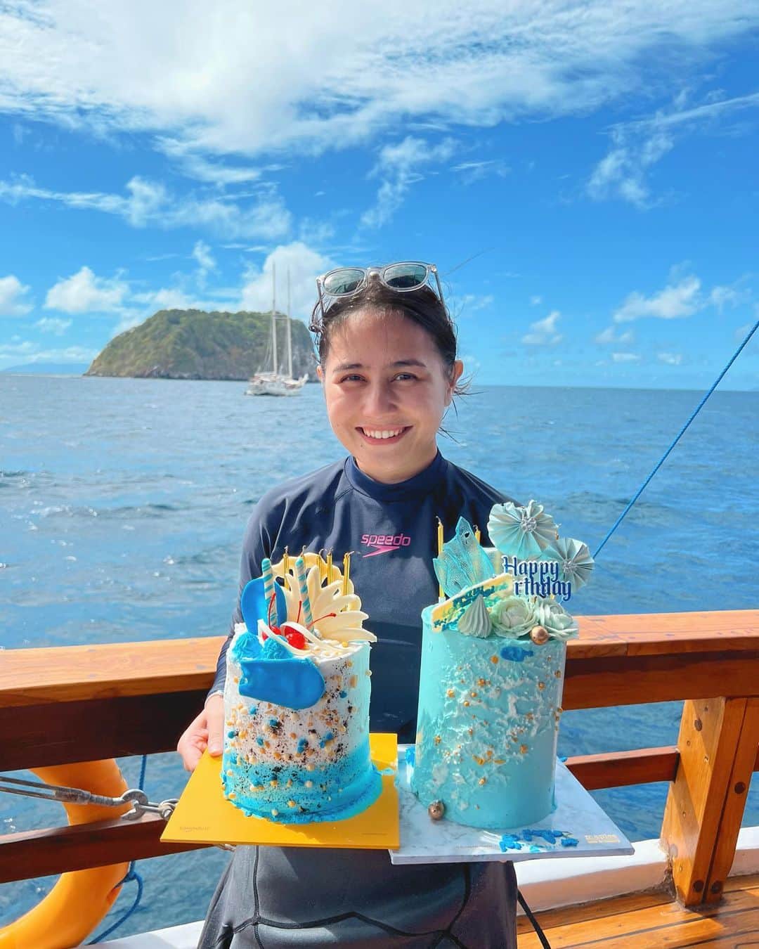 Prilly Latuconsinaのインスタグラム：「27! 💙 Merayakan ulang tahun kali ini di tempat yang aku impikan!   Terima kasih ya semua yang udah nemenin aku ulang tahun sambil hunting lumba-lumba dan hiu 😅   Terima kasih juga untuk kalian yang sudah memberikan ucapan dan doa 🙏🏻 Semoga doa baiknya berbalik ke kalian 💙」