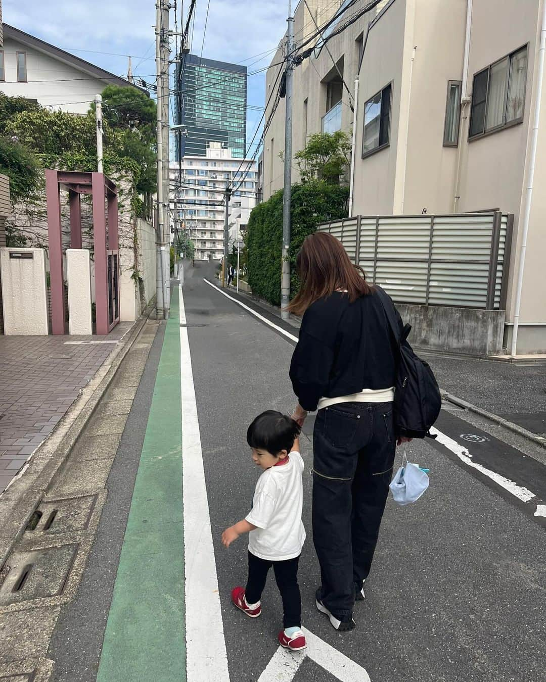 高橋里帆のインスタグラム：「昨日は保育園の運動会でした。 雨も降らずに開催することができました。 かけっこの練習を頑張っていて。 家で『もう一回！もう一回!』 と頑張ってましたが、何とも可愛くポーズをするので、笑ってしまいました。  去年は泣いてずっと抱っこで何も出来なかったのですが、2歳クラスになって、しっかり運動会らしく、かけっこもできて成長に涙。 これからも寄り添い一緒に成長していきたいと思います。  #赤ちゃん#baby#boy#男子#ママデビュー#男子のママ#第一子#赤ちゃんのいる生活#ママと息子#ベビスタグラム#ベビメモ#成長記録#赤ちゃんのいる暮らし#ママスタグラム#うちの子#運動会#保育園#かけっこ#ポーズ#成長」