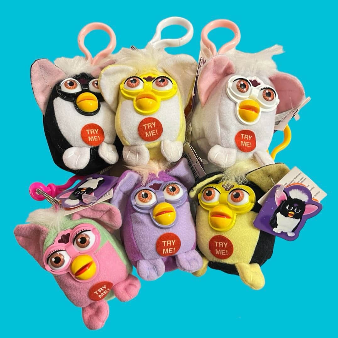 おもちゃやSPIRALのインスタグラム：「1999 Talking Furby キーホルダー入荷しました！  結構話します🫶🏻笑  通販ご希望の際は お電話、メール、DMにて お問い合わせお待ちしてます✉️☎️」