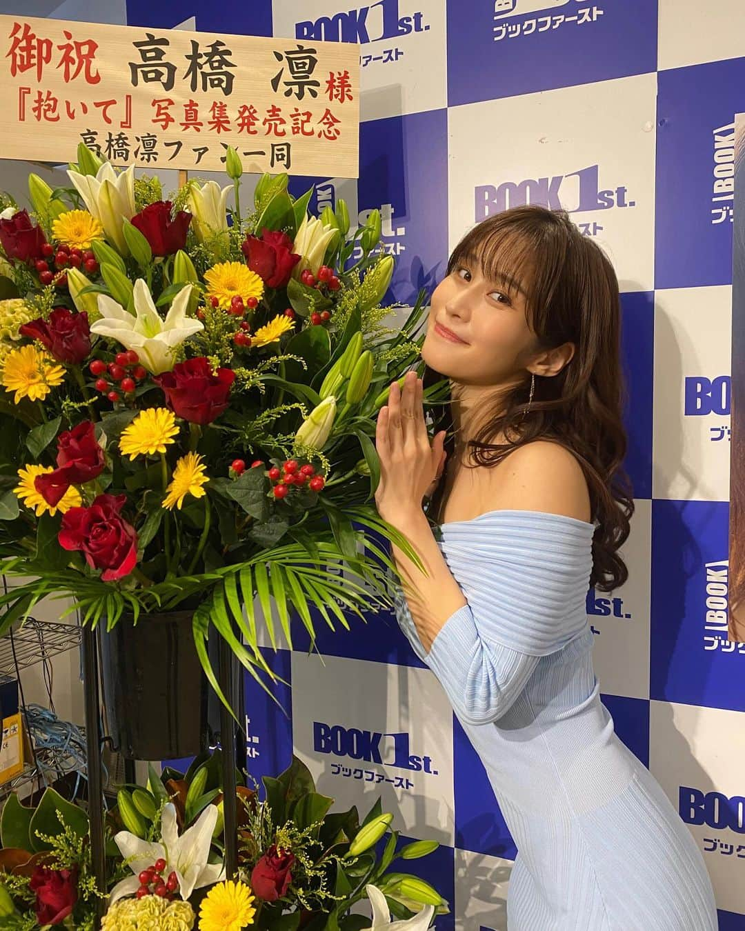 橘花凛さんのインスタグラム写真 - (橘花凛Instagram)「写真集『抱いて』発売イベントにいらして頂いた皆様 お足元悪い中、お忙しい中いらして下さり本当にありがとうございました🙇‍♂️❤️ 素敵なお花もありがとうございます🥹💓 皆様にお会いできてとても嬉しかったです✨たくさんの笑顔とパワーをもらえました💓 いつも応援本当にありがとうございます🥹✨ みんなの応援があったからこそ今回素敵な写真を発売することができだと思います🙇‍♂️✨ たくさんこだわって打ち合わせして、私の本気と10年のグラビアが詰まった作品となっています。 もしかしたらみんなびっくりするかも？しれないのですが、その感想もまたお聞き出来たら嬉しいです🥰 これからもグラビア活動はもちろん！いろんな場面でみんなにみて頂けますように頑張りますので、応援よろしくお願い致します🙇‍♂️✨」10月15日 16時06分 - rintakahashi0809