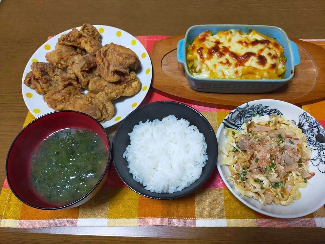 大河壮太のインスタグラム：「夕ご飯  唐揚げ、かぼちゃグラタン、油揚げのお浸し  唐揚げ 鶏もも肉の大量買い1枚半を醤油、すりおろしにんにくしょうが、酒。に漬けて。  かぼちゃグラタン 坪沼の農家さんからいただいたかぼちゃを豆乳コンソメでに煮込んで小麦粉でとろみ。茹でたマカロニと合わせて上からチーズでオーブンで完成！  油揚げのおひたし 油抜きした油揚げをポン酢とあえてかつおぶし、ゴマ、ネギをちらして完成！  #夫婦飯 #宮城 #仙台 #坪沼 #移住 #お野菜太郎」