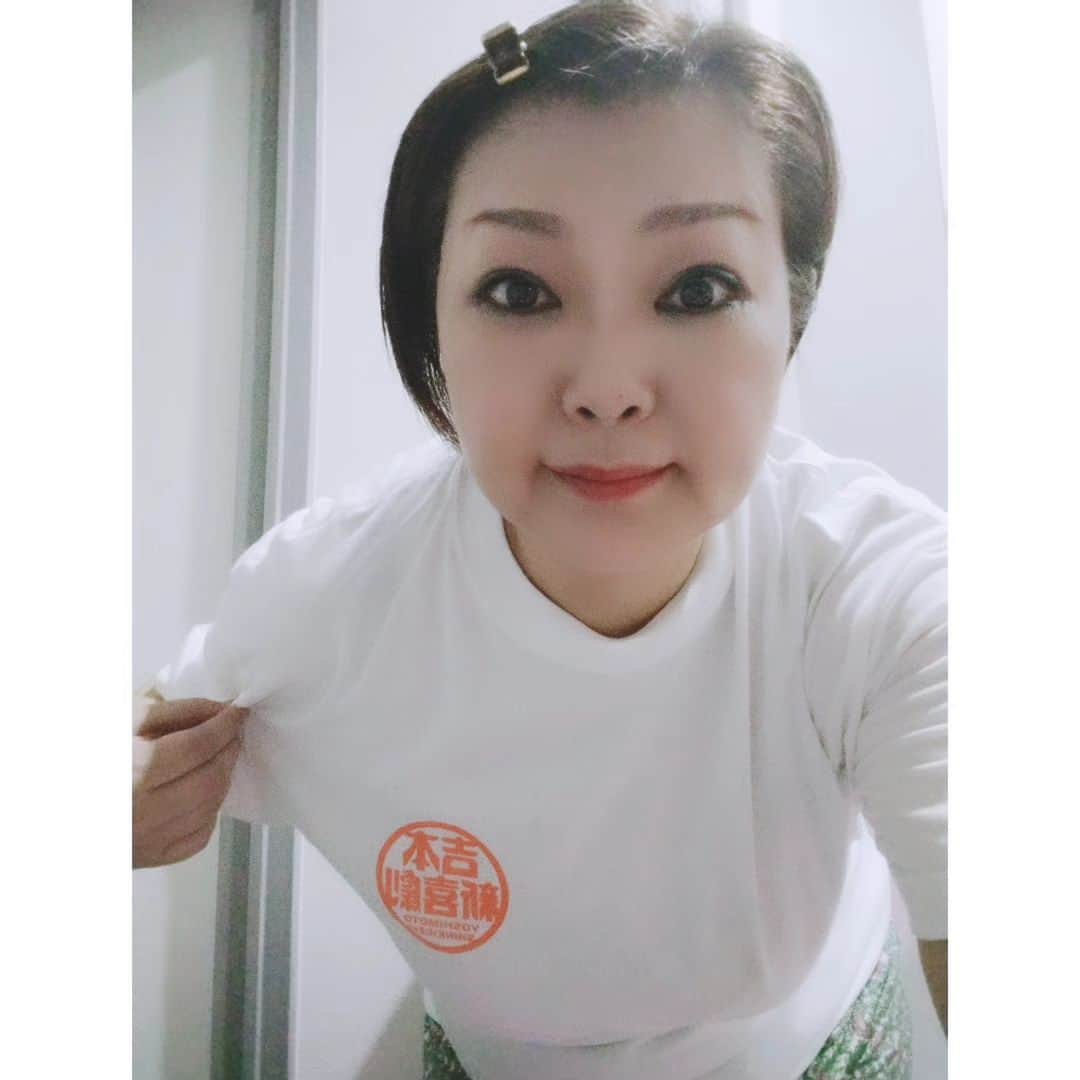 五十嵐サキのインスタグラム：「大掃除🧹  #新喜劇まつり　の #Tシャツ　を着て #年末なみの大掃除 　🧹 #汗だく #腹ペコ #明後日　からは #なんばグランド花月 #アキさん座長週 　に出演させて頂きます　☺️🌈 #是非　お楽しみにご来場下さいませ☀ #吉本新喜劇 #デカい背中 #五十嵐サキ」