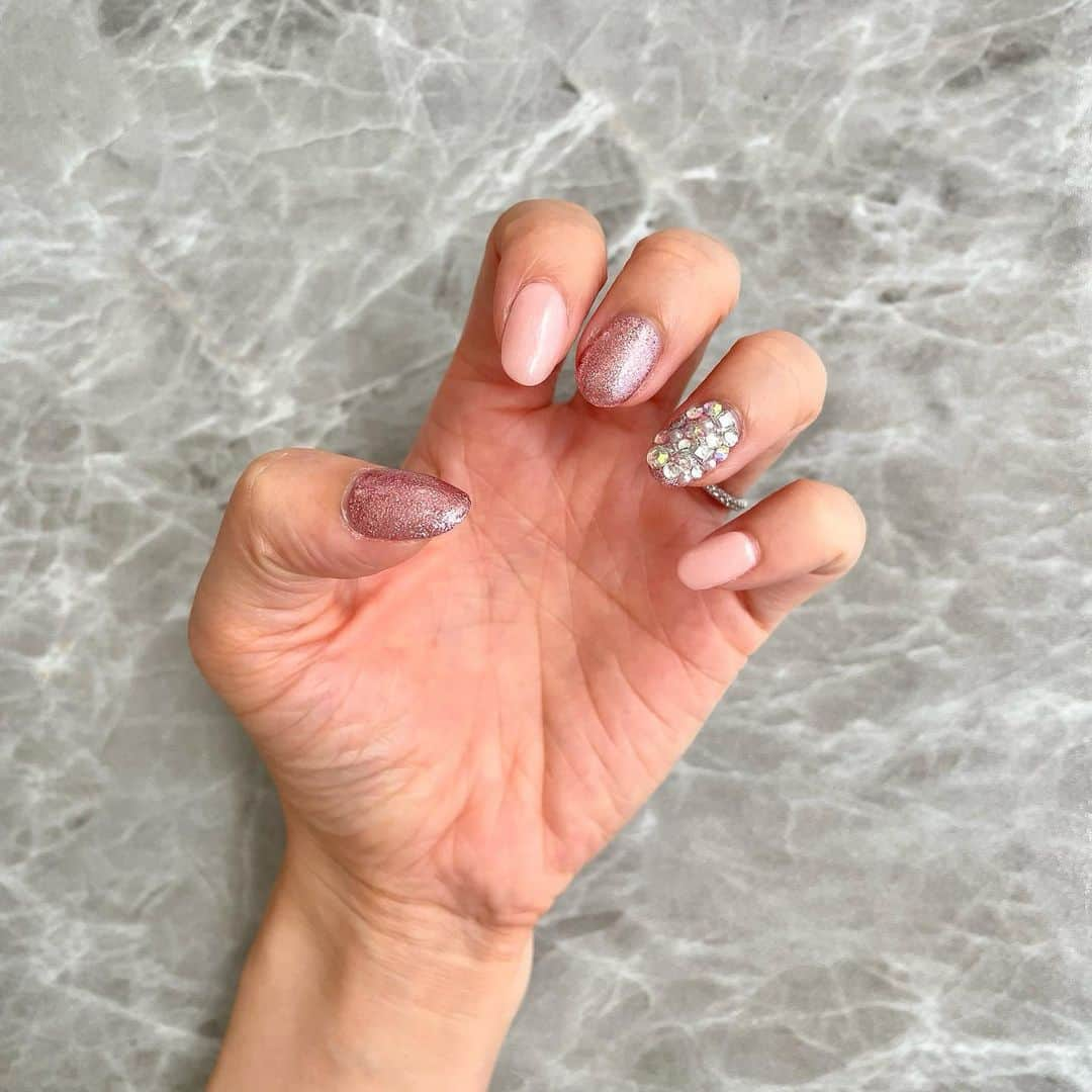 POCHIさんのインスタグラム写真 - (POCHIInstagram)「今はもう違うけど可愛かったピンクネイル💅🏻🩷 #ネイル #ピンクネイル #nail」10月15日 16時21分 - pochi.official