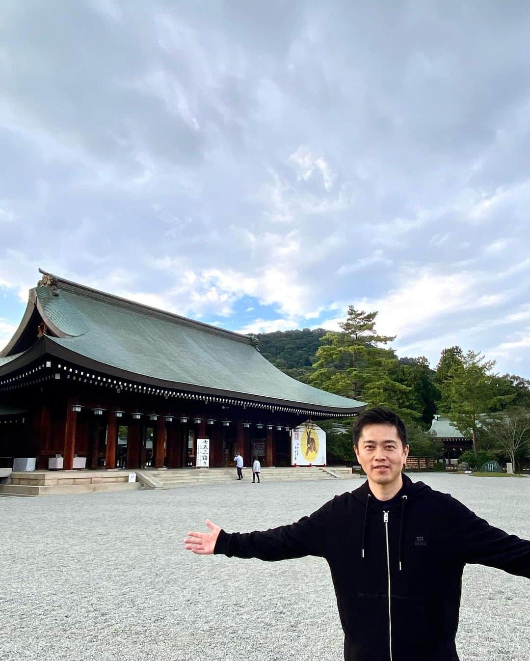 吉村洋文のインスタグラム：「そうだ 奈良、行こう。橿原神宮。」