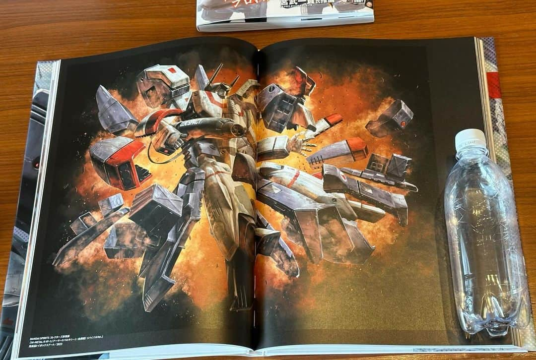 天神英貴さんのインスタグラム写真 - (天神英貴Instagram)「I got a birthday present! 2 sizes my art books. Average A4 size and huge B4 size.  You can get from here!  https://amzn.to/3PV28In」10月15日 16時18分 - tenjin_hidetaka