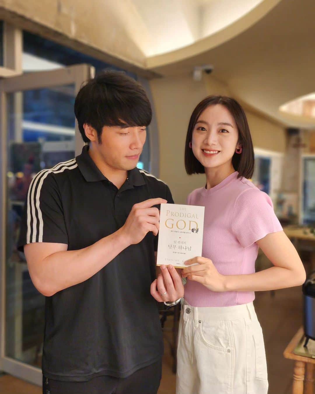 のインスタグラム：「팀 켈러 목사님의 <탕부 하나님> 책 전달식!!ㅎㅎ 저의 책 챌린지 상대는 @shinmincheol 남편입니다! 술술 읽히고 무엇보다 기독교 서적 입문 책으로 딱인 것 같아서 선택하게 되었습니다!!   이 책을 시작으로 앞으로 <일과 영성> <결혼을 말하다>도 함께 읽어보며 대화하는 날을 기대하며🫶  #잇쉬의서재시즌2 #북챌린지 #탕부하나님 #팀켈러 @a_note_from_ish 💌」