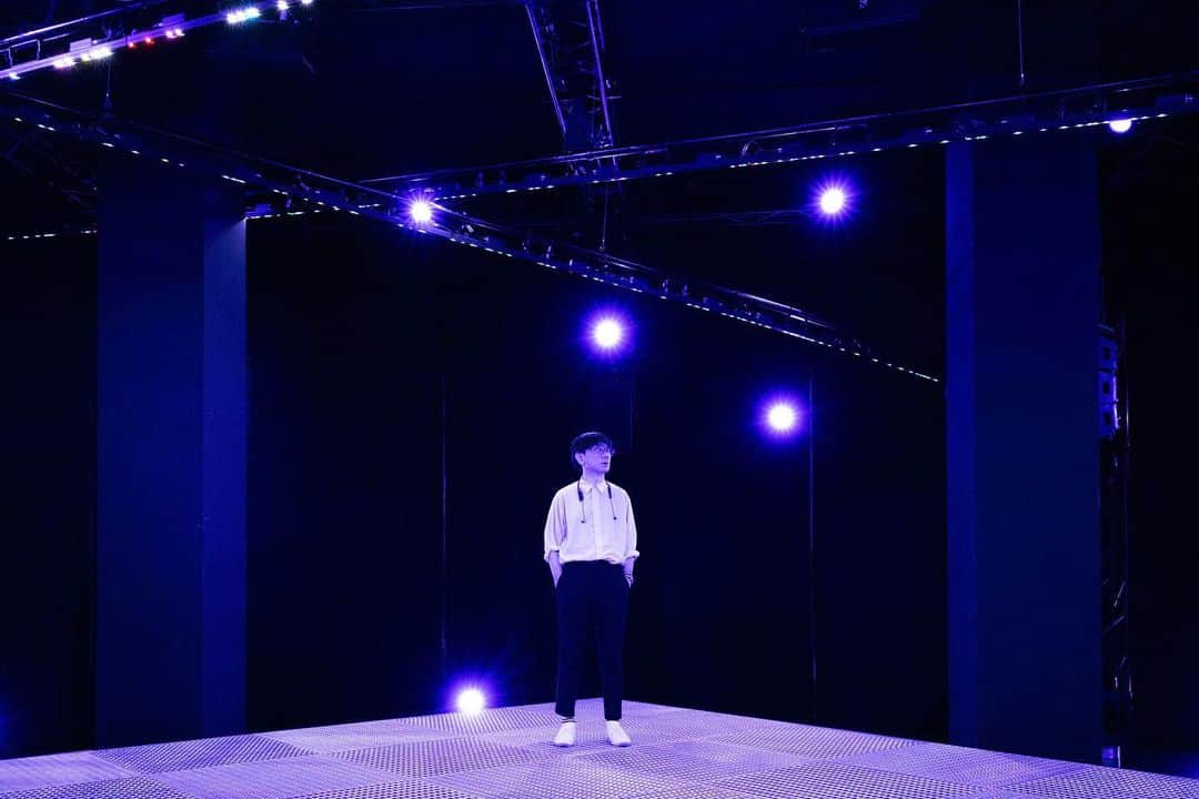 小山田圭吾さんのインスタグラム写真 - (小山田圭吾Instagram)「⚡️🔊🔊🔊🔊🔊🔊🔊🔊🔊🔊🔊🔊🔊🔊🔊🔊🔊🔊🔊🔊⚡️. @ambientkyoto「QUANTUM GHOSTS」 最新作『夢中夢 -Dream in Dream-』収録「火花」のカップリング曲。本館で最も大きな展示室で行われる、360度に配置された20台のスピーカーから鳴らされる立体音響と、高田政義による照明がシンクロする作品。  音の波長をどんどん短くしていくと、量子レベルで音と光は絡み合うそうです。  この作品は360°に配置された、20個のスピーカーから発生する音波に乗せて耳に与えられる時間的刺激と  音の発音とともに明滅する光波を介して目に与えられる、空間的な刺激を  同時に体験する作品です。ぜひ中央の台の上に乗ったり、外側から眺めたり、色々な角度から楽しんでください。」10月15日 16時29分 - corneliusofficial