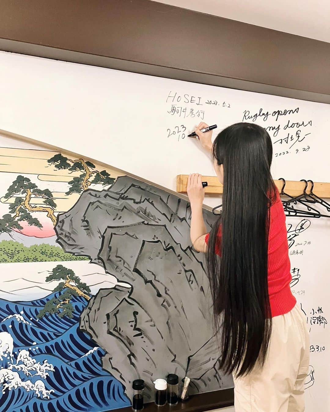 +α/あるふぁきゅん。のインスタグラム：「福岡での #ハロアル10 後、  「魚けん」さんに痕跡を残した  大きく書いてくださいって　嬉しかった〜〜〜  お魚が信じられないくらい美味しくて感動しました　ご馳走様でした　ありがとう」