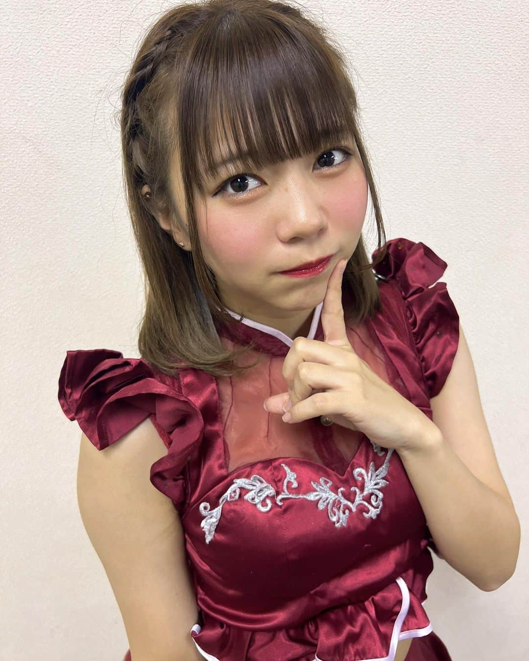 桜田アンナのインスタグラム：「ゆなに編み込みしてもらった💙  ぐろう衣装かわいい？❤️  #アイドル衣装　#アイドル　#純情のアフィリア　#アフィリア」