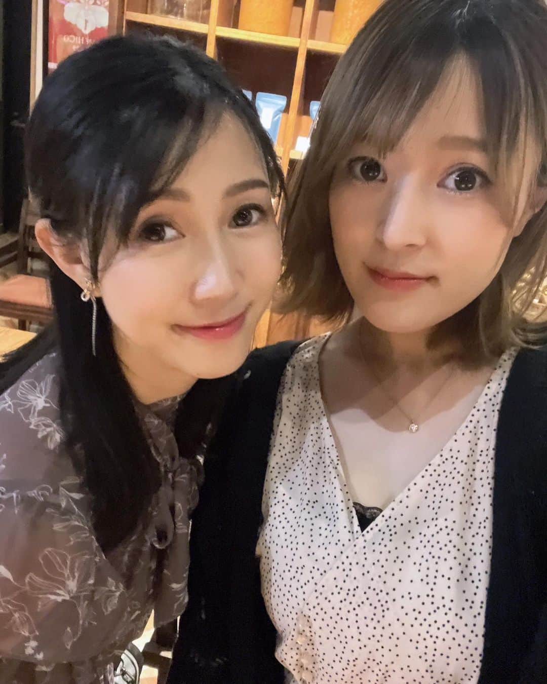 若林愛のインスタグラム：「10/13 Megumi♡Kei in銀座マメヒコライブにお越しくださった皆さま、ありがとうございました☺️✨ pfたまさん、 @tamamihirota 素敵すぎる楽曲と演奏をありがとうございました✨ アコースティックライブということもあり、エレキ系は使わなかったので曲目も昔よくやってたものなど思い入れのある曲が多めでした😌💓  大好きな仲間と奏でる音楽を、大好きな皆さんに聴いて頂けて本当にありがたいです。 大切な大切な相方けいちゃん@amakei19 💓 いつも本当にありがとう🥰昨日も素晴らしかったわ👏✨ . #Megumi♡Kei #クラリネット #clarinet #violin #piano #バイオリン #マメヒコ #ライブ #天野恵 #若林愛」