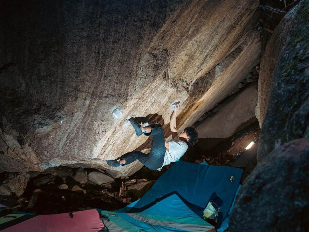村井隆一のインスタグラム：「黎/Rei V13 FA✅  Cold conditions have arrived. Time to try hard projects✊  瑞牆シーズンイン🍁 この日は3年前に @naoki__shimatani と発見したプロジェクトが登れた。 ちょうど最近この周辺を開拓されている @godhandclimbing さんにこのボルダーも掃除して頂いていたようで一段と魅力的なラインになってた。シンスケさんありがとうございます!  顕著な棚からスタートし、右にトラバース後、足技を駆使しながら掛かりの甘いカチを繋いでいき、レールに沿ってトップアウトします。 グレードはとりあえず4段+で。この日はレールに合流する際の左手カチが濡れていて悪く感じたけど、状態が良ければグレードは少し易しくなるかも。あとライト必須です。  最近はセット業務が多いこともあって、ついラインをセッター目線で捉えがちだけど、このラインはホールド配置が絶妙。欲しい場所に気持ち良い角度でホールドがついてる。無理やりなポジションを取ることなくムーブが誘導されるのでめちゃくちゃ面白い。自然の名セッターに感謝🙏  📷 @odamomo36  #climbing#bouldering#ボルダリング#瑞牆 @rokdo_team @frictionlabs @organicclimbing @unparallelup @rockmasterhq @team_edelrid @clover_resole @climbskinspain @urban_basecamp_shinjuku @basecamp.import」