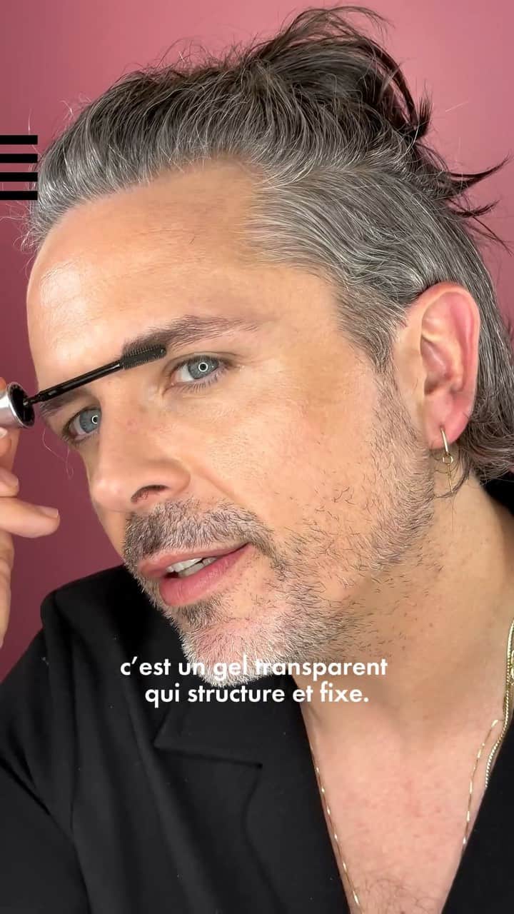 セフォラのインスタグラム：「Tu rêves de sourcils parfaiiiits 🤩 ? @jrobertbailey nous dévoile ses tips de pro avec les incontournables de @benefitfrance.⁣ ⁣ 🖤 Gel fixateur sourcils transparent 24h Brow Setter⁣ 🖤 Crayon sourcils ultra-précis Precisely My Brow Pencil⁣ 🖤 Mascara sourcils Gimme Brow +⁣ ⁣ Et pour recréer le hack qu'on avait pas vu venir 👀 : ⁣ 🖤 Poudre sourcils Goof Proof Brow Powder⁣ 🖤 Spray fixateur The POREfessional Super Setter⁣ ⁣ Uniquement chez Sephora. ⁣ #SephoraFrance #makeup」