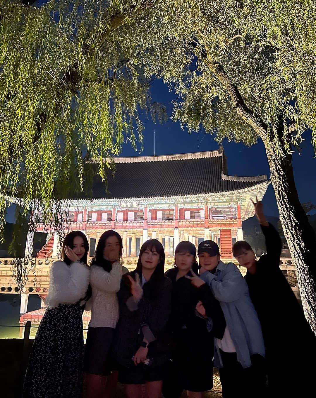 ソアさんのインスタグラム写真 - (ソアInstagram)「팀 ‘건강하계’의 #경복궁 투어❣️ 아무도 부탁안했는데 나서서 온갖 커플들 가족들 사진 찍어주고 다니는 오지랖퍼들😂😂😂😂😂 사랑해😗」10月15日 16時31分 - seoa_p
