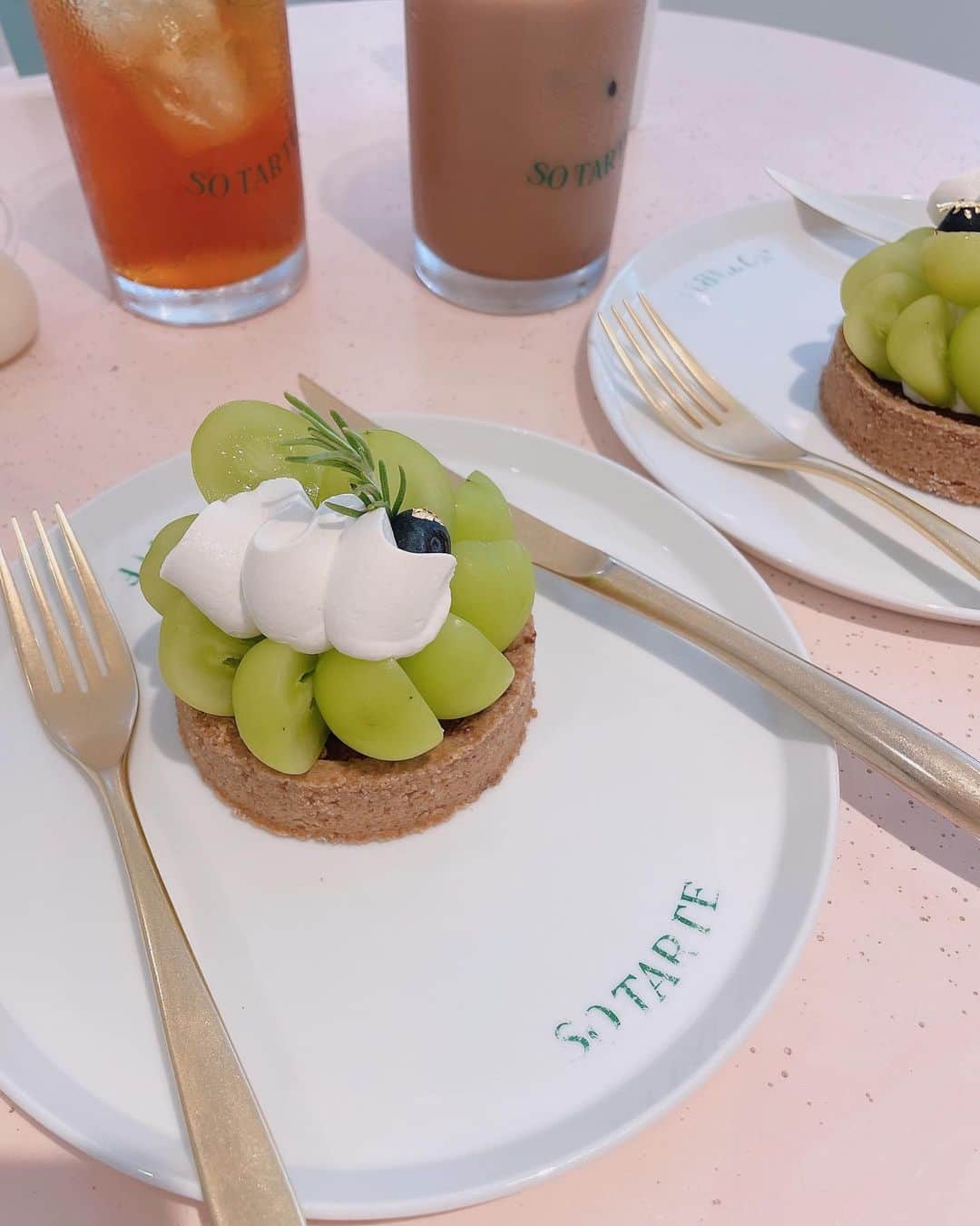 廣澤衣里のインスタグラム：「🍇 *  つぶぞろいの秋。  @sotarte_ の シャインマスカットタルトが めちゃくちゃ美味しかった。 (特にタルト部分が糖分控えめでよかった)  そろそろシャインマスカットの 季節が終わるの悲しいなぁ。。  そんなこの夏のハイライトは 猛暑と中国の輸入規制のおかげで シャインマスカットが破格で食べれたこと。 実家でも高級シャインマスカットが 出るくらいに民主化されたのは嬉しい。 *  中国といえば、水産物の輸入停止で ホタテが行き場を失ってるみたいやけど 消費者的には嬉しいお話なので 今年はいっぱいホタテ食べようね。  (ひまなのでひとりごとが多い)  *  Shine Muscats are all over town.  Thanks to rising temperatures and import restrictions by China, Super expensive Japanese grapes are available at unbeatable prices! Now is great time to eat.  2023.8.19  #sotarte #表参道カフェ  #表参道  #ShineMuscat  #autumn  #gourmet  #シャインマスカット  #シャインマスカットが日本生まれってこと知らなかった #日本の国宝 #グルメ #ホタテ #北海道のホタテを食べようキャンペーン #最後ぜんぜん関係ない #インスタの方向性見失ってる」