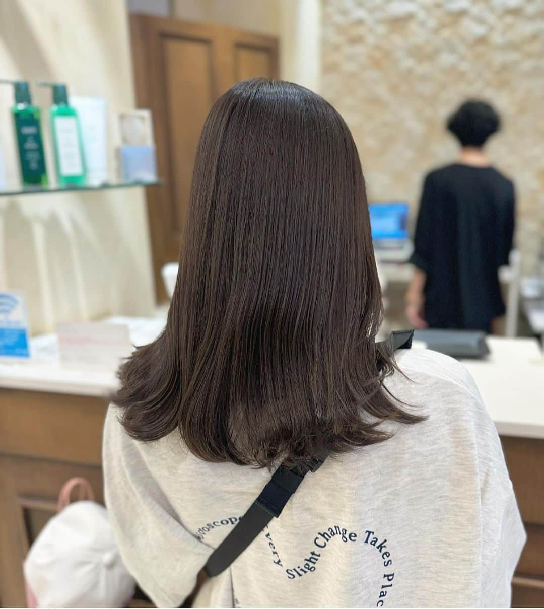 福間エリサさんのインスタグラム写真 - (福間エリサInstagram)「marron  greige  𓂃⁎ ⁡ 赤みをしっかり抑えたマロンカラー 焦げブラウンな色味がお洒落可愛い♡ ⁡ ------------ ⁡ Beforeが暗くて明るさが欲しい&より透明感が欲しい！→ "ダブルカラー" ⁡ Beforeが明るくて透明感残して少し暗くしたい！& 落ち着かせたい→ "ワンカラー" ⁡ メニュー選択の参考になさって下さい♡ (分からない場合はダブルカラー選択して頂けると、カウンセリングで必要無ければメニュー変更致しますのでご安心下さい ❤︎) ⁡ ------------ ⁡ ご新規様も大歓迎です！ 🪄平日限定Webからの予約で10%offです！ (カット、前髪カットのみ、セットのみは対象外) ⁡ -ZACC vie- 📍港区北青山3-11-7 Ao4F 表参道駅【B2】出口より徒歩30秒 定休日/月・火 ⁡ ⁡ #表参道美容院 #表参道美容室  #東京美容室 #東京美容院  #オリーブカラー  #オリーブベージュ  #アッシュグレージュ #グレージュ #レイヤーカット #ブラウンベージュ #レイヤーカット #秋カラー #顔まわりレイヤー#韓国ヘア #韓国レイヤーカット #地毛風グレージュ #暗めグレージュ  #ピスタチオグレージュ #マロンベージュ#マロングレージュ#赤み消しカラー  #艶感カラー #艶髪カラー #くびれミディアム」10月15日 18時50分 - erisa_fukuma
